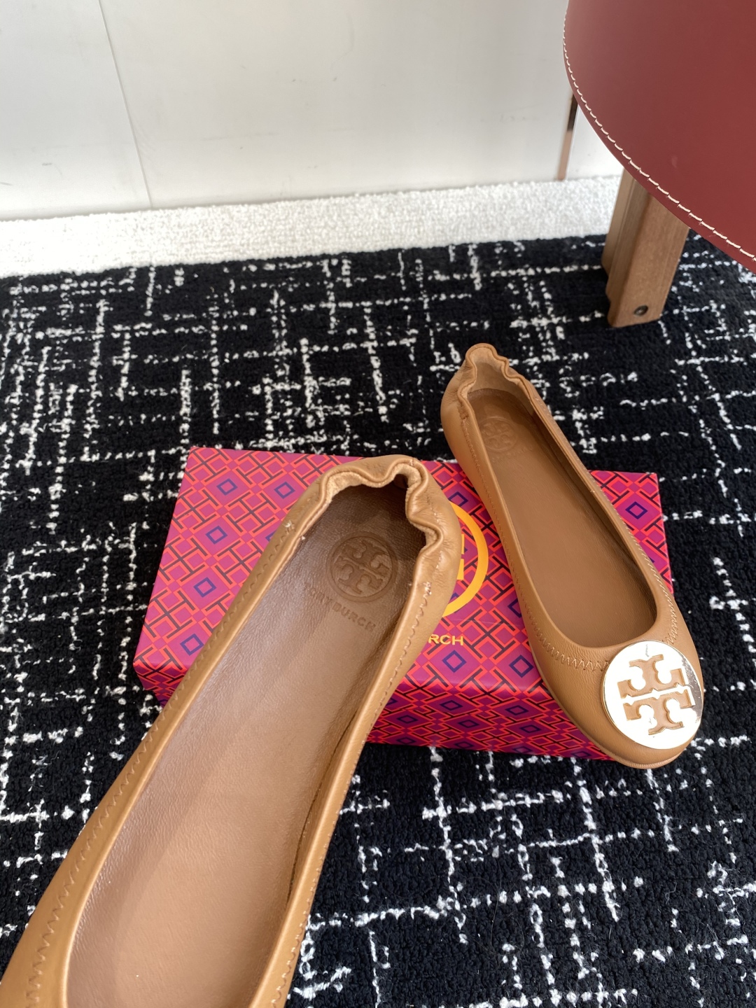 代购级
Tory Burch 经典多色圆扣平跟款到货！女人鞋柜里必备的一款！

专柜同步，配色很好看。
