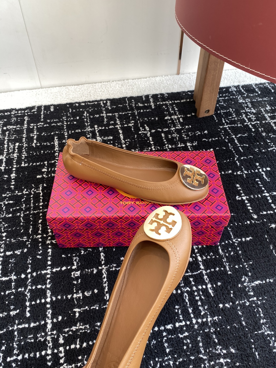 代购级
Tory Burch 经典多色圆扣平跟款到货！女人鞋柜里必备的一款！

专柜同步，配色很好看。
