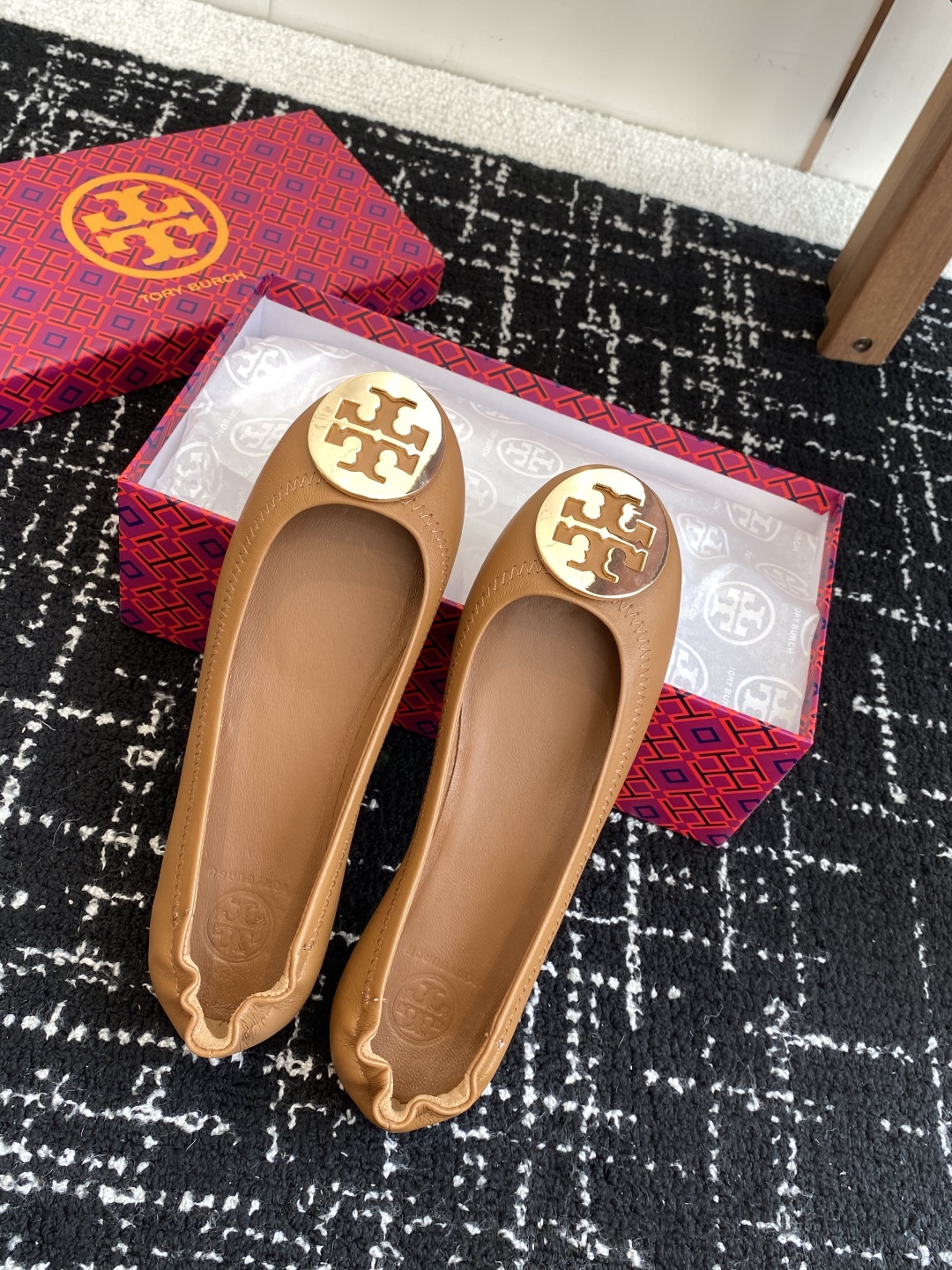 代购级
Tory Burch 经典多色圆扣平跟款到货！女人鞋柜里必备的一款！

专柜同步，配色很好看。
