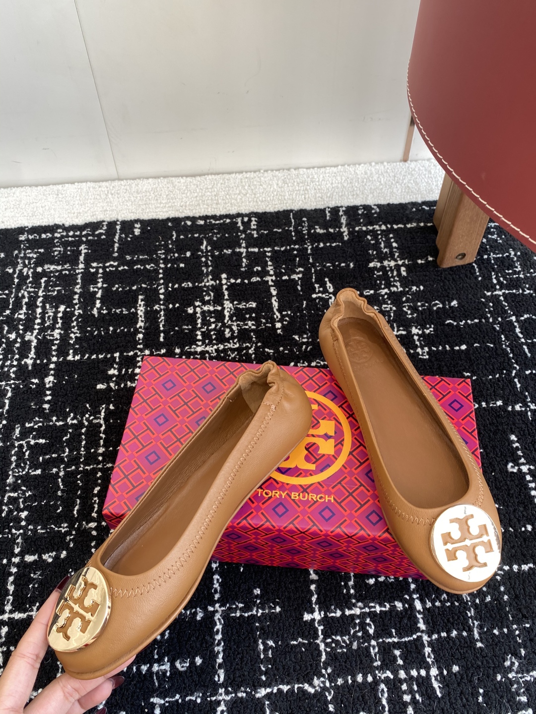 代购级
Tory Burch 经典多色圆扣平跟款到货！女人鞋柜里必备的一款！

专柜同步，配色很好看。
