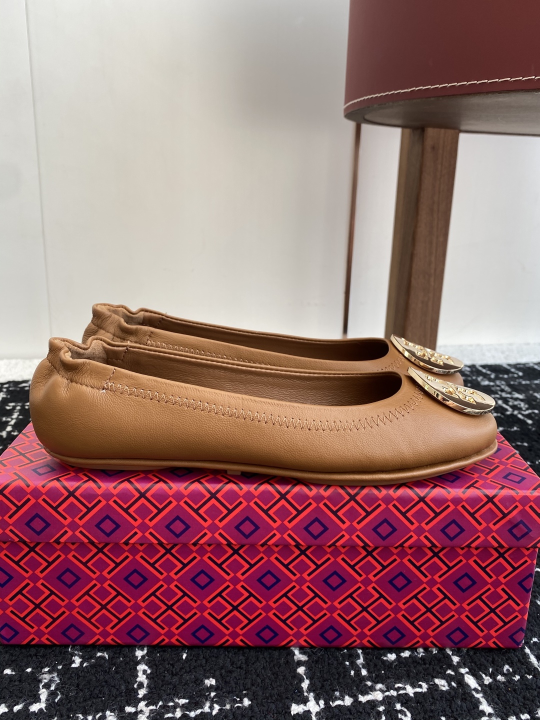 代购级
Tory Burch 经典多色圆扣平跟款到货！女人鞋柜里必备的一款！

专柜同步，配色很好看。
