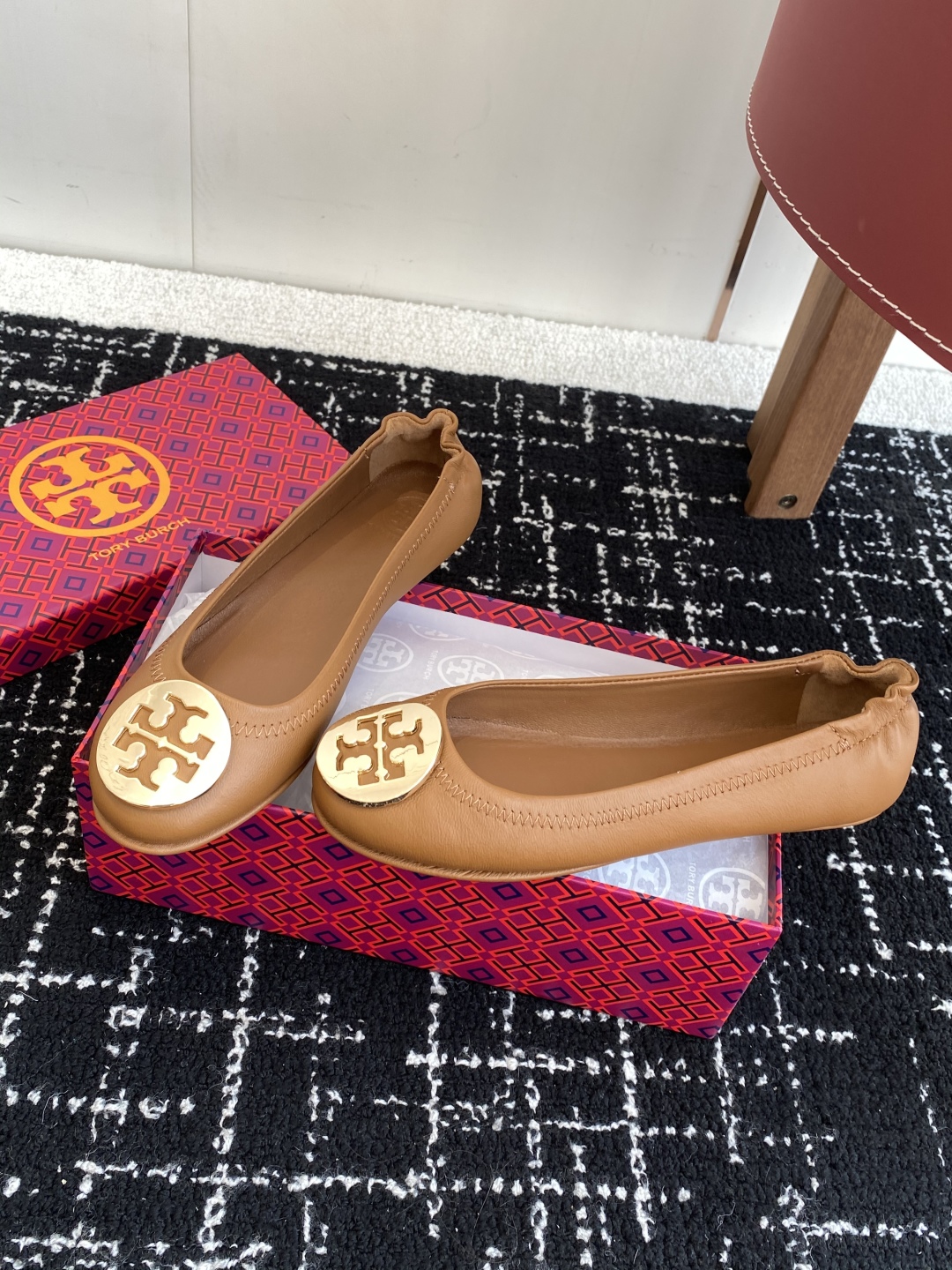 代购级
Tory Burch 经典多色圆扣平跟款到货！女人鞋柜里必备的一款！

专柜同步，配色很好看。
