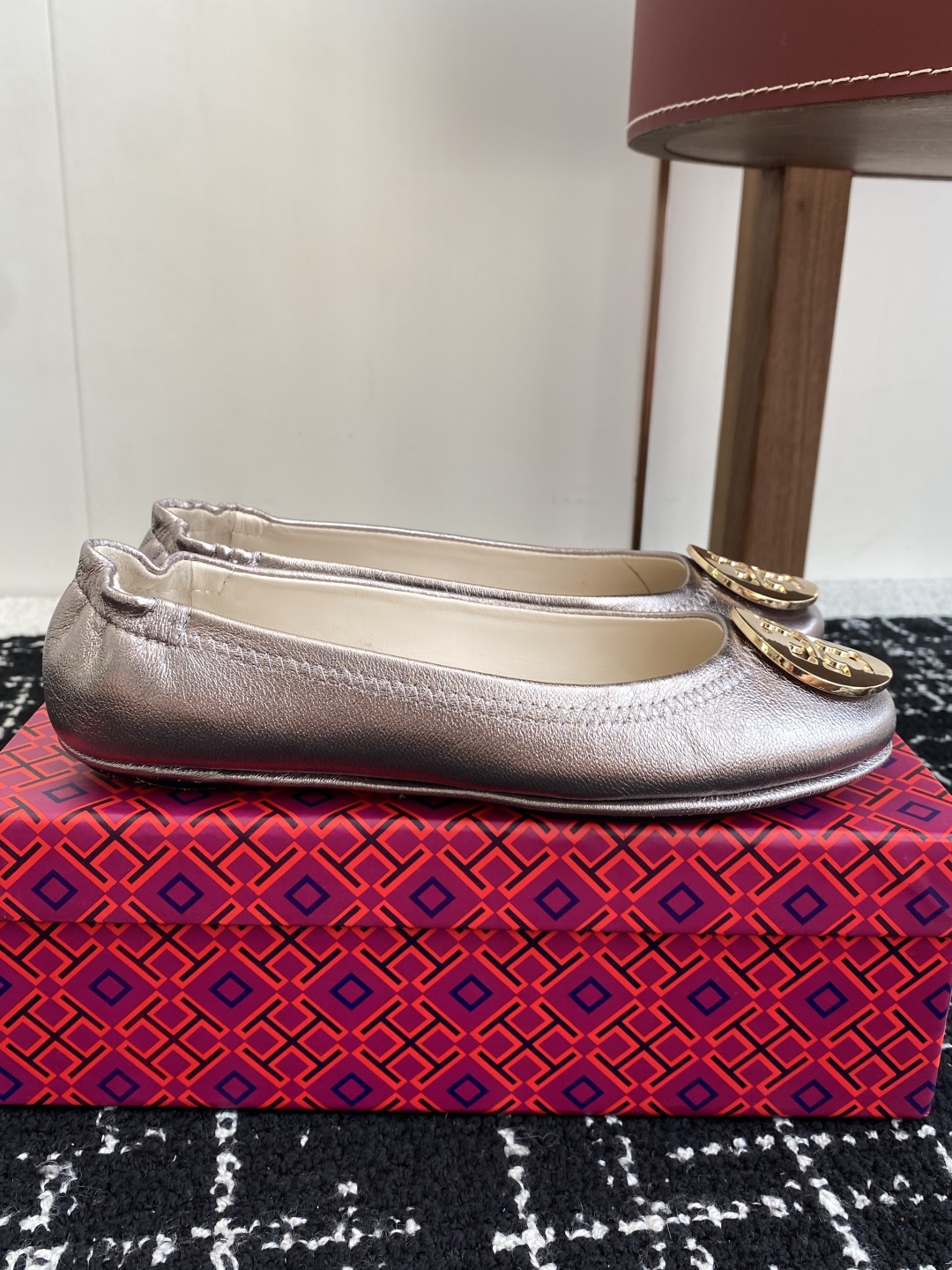 代购级
Tory Burch 经典多色圆扣平跟款到货！女人鞋柜里必备的一款！

专柜同步，配色很好看。
