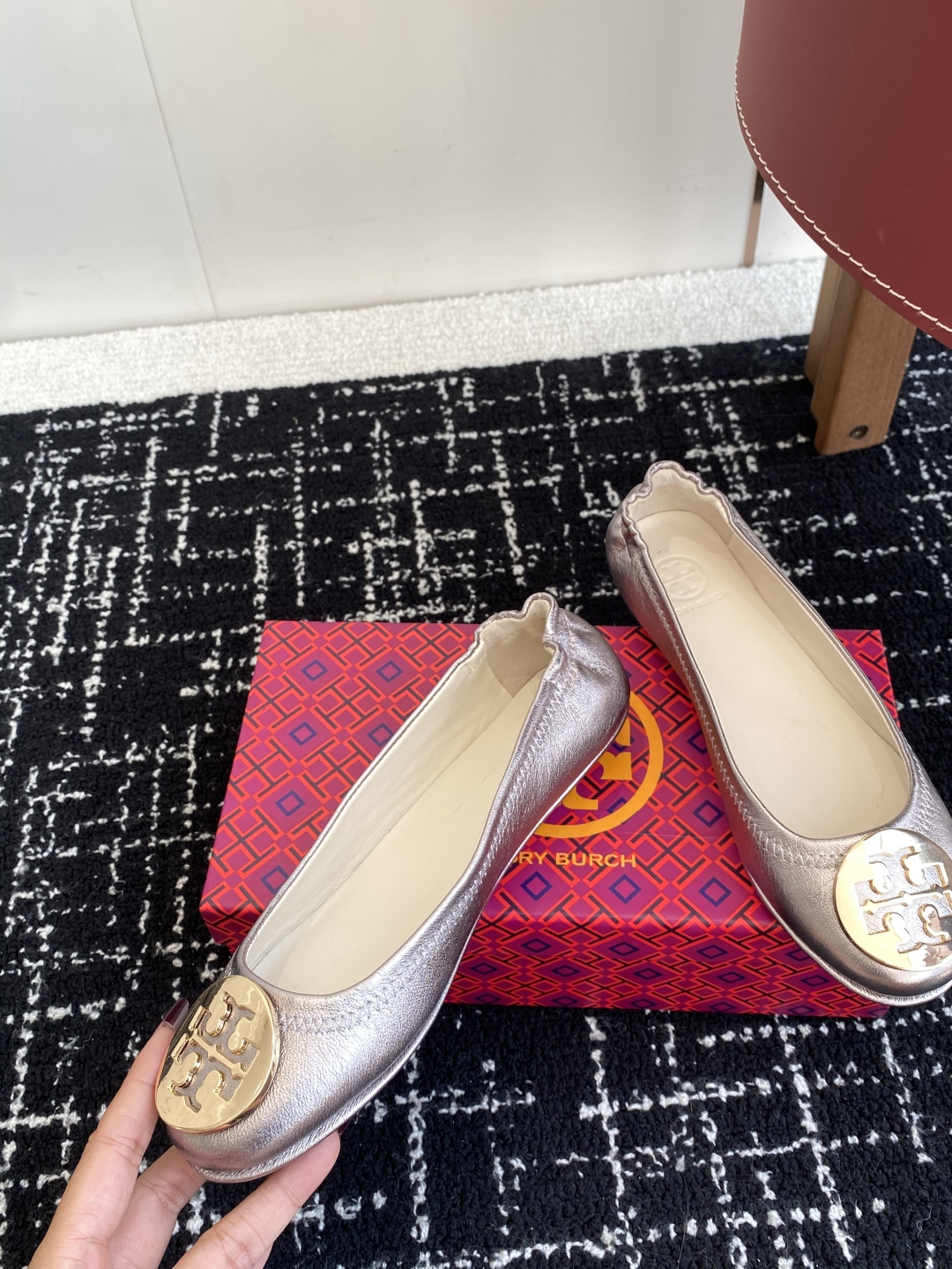 代购级
Tory Burch 经典多色圆扣平跟款到货！女人鞋柜里必备的一款！

专柜同步，配色很好看。
