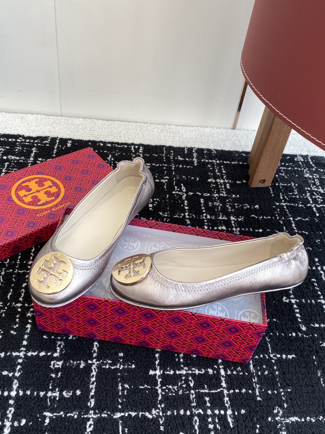 代购级
Tory Burch 经典多色圆扣平跟款到货！女人鞋柜里必备的一款！

专柜同步，配色很好看。
