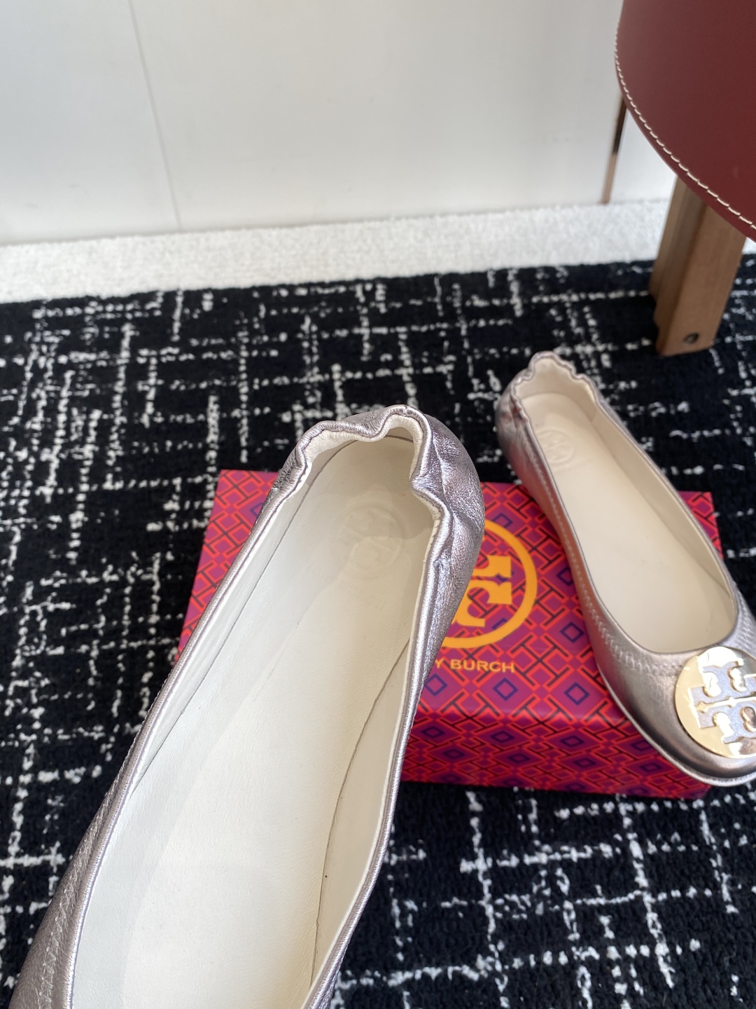 代购级
Tory Burch 经典多色圆扣平跟款到货！女人鞋柜里必备的一款！

专柜同步，配色很好看。

