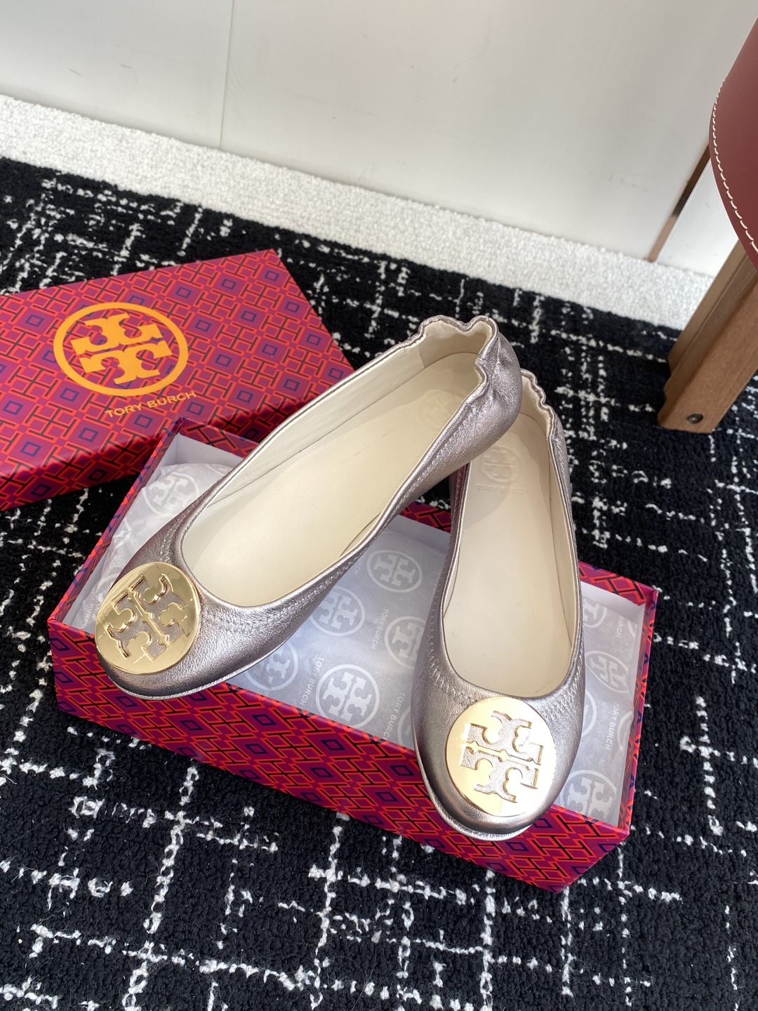 代购级
Tory Burch 经典多色圆扣平跟款到货！女人鞋柜里必备的一款！

专柜同步，配色很好看。
