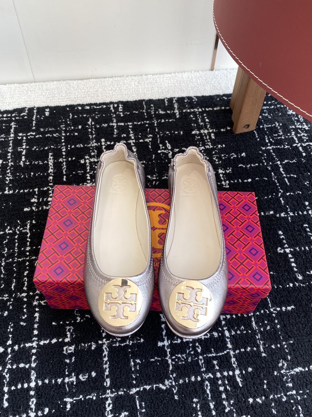 代购级
Tory Burch 经典多色圆扣平跟款到货！女人鞋柜里必备的一款！

专柜同步，配色很好看。
