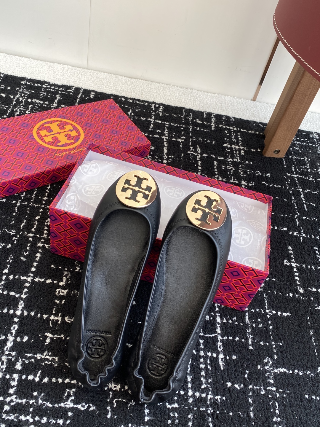 代购级
Tory Burch 经典多色圆扣平跟款到货！女人鞋柜里必备的一款！

专柜同步，配色很好看。
