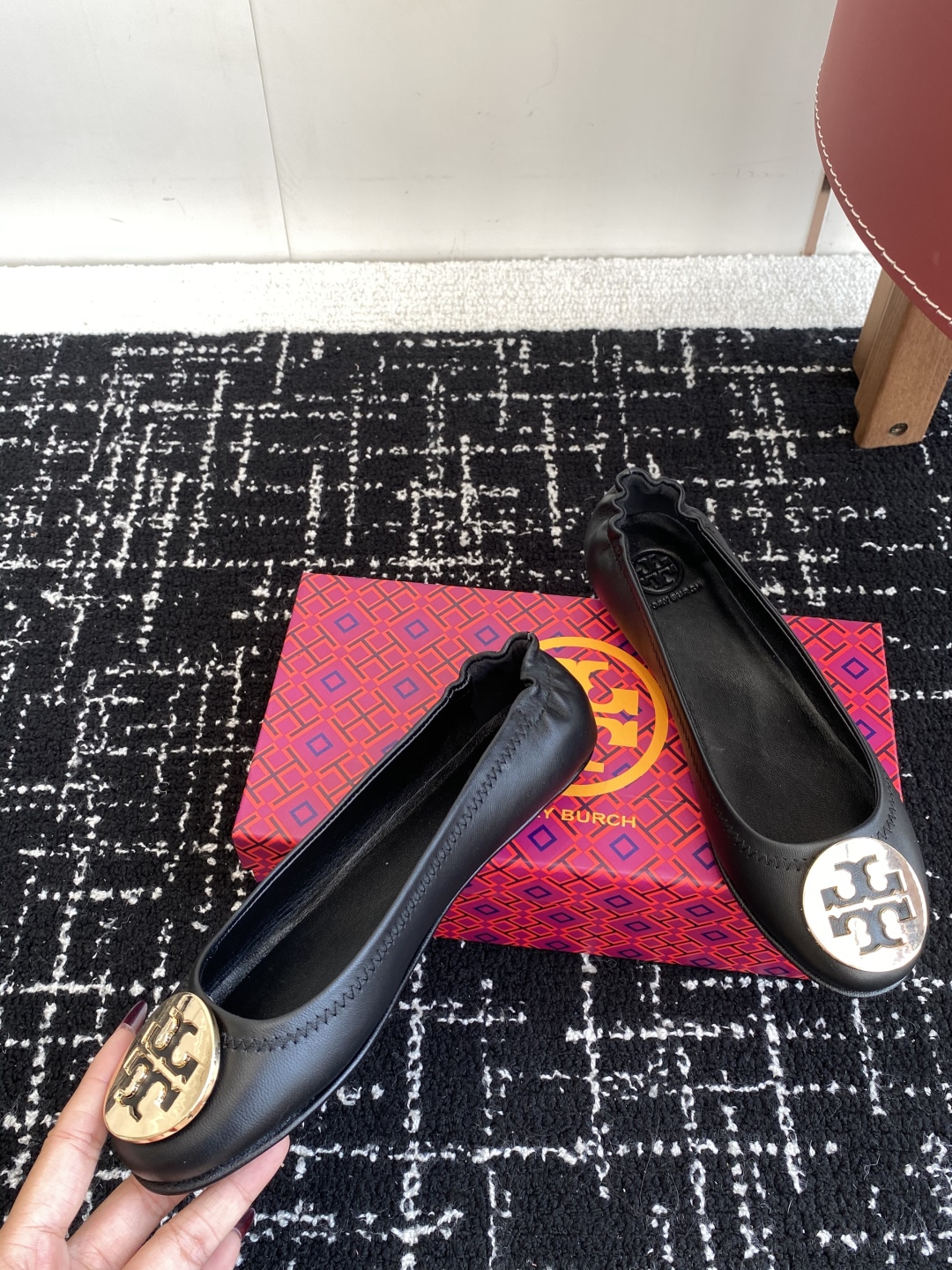 代购级
Tory Burch 经典多色圆扣平跟款到货！女人鞋柜里必备的一款！

专柜同步，配色很好看。
