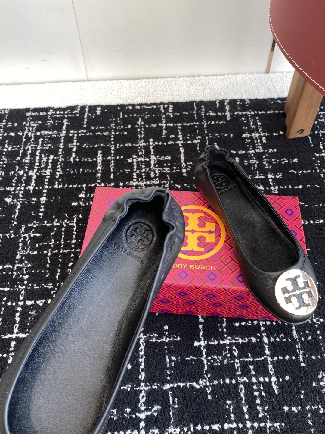 代购级
Tory Burch 经典多色圆扣平跟款到货！女人鞋柜里必备的一款！

专柜同步，配色很好看。
