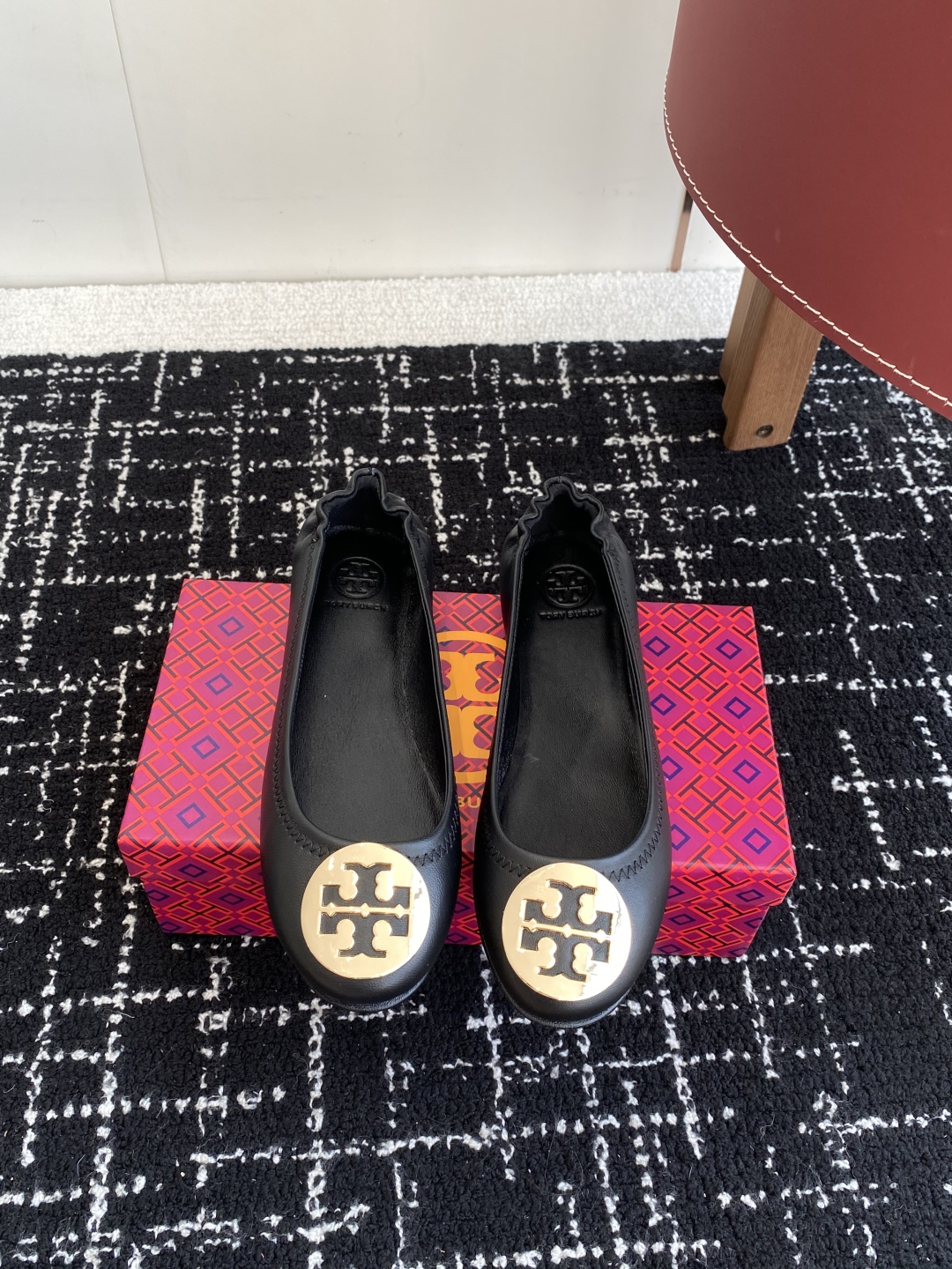 代购级
Tory Burch 经典多色圆扣平跟款到货！女人鞋柜里必备的一款！

专柜同步，配色很好看。
