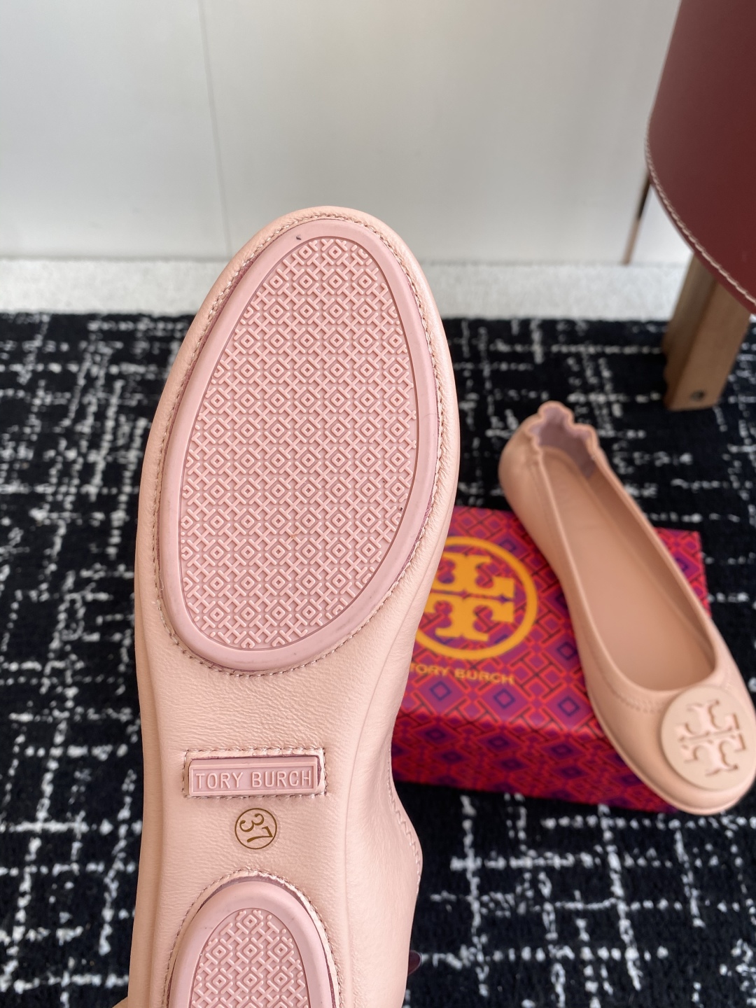 代购级
Tory Burch 经典多色圆扣平跟款到货！女人鞋柜里必备的一款！

专柜同步，配色很好看。
