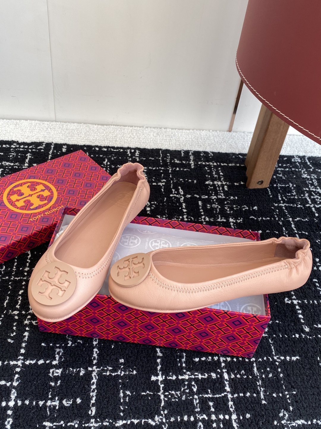 代购级
Tory Burch 经典多色圆扣平跟款到货！女人鞋柜里必备的一款！

专柜同步，配色很好看。
