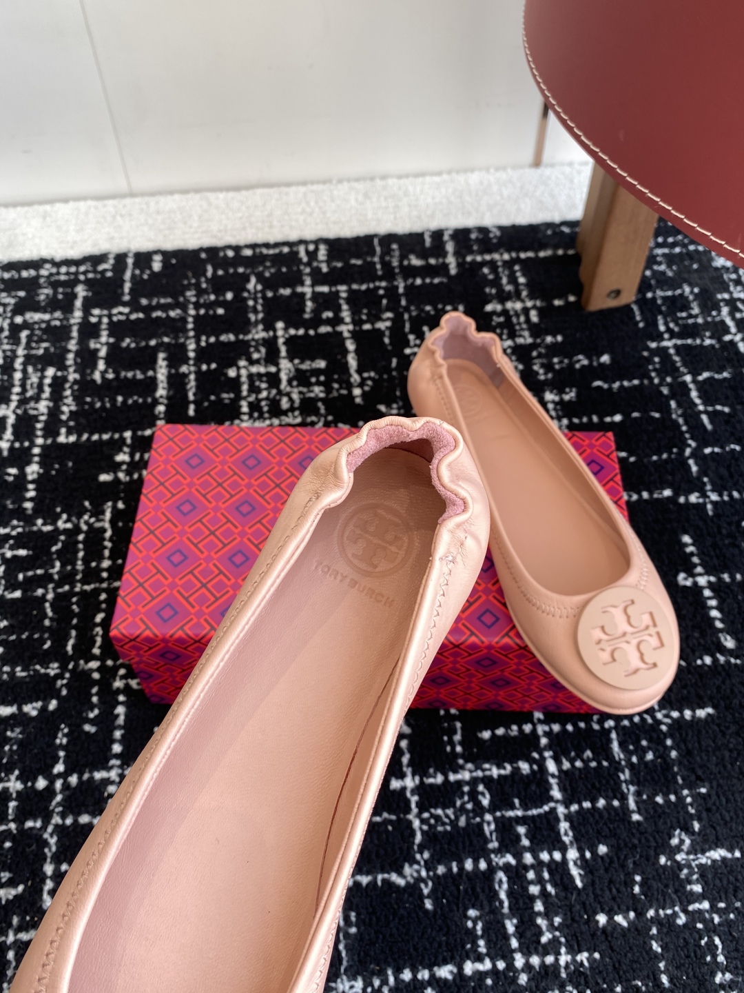 代购级
Tory Burch 经典多色圆扣平跟款到货！女人鞋柜里必备的一款！

专柜同步，配色很好看。
