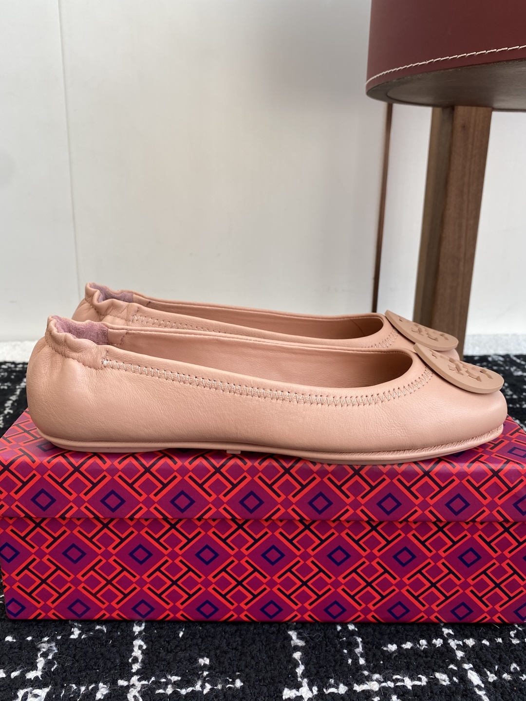 代购级
Tory Burch 经典多色圆扣平跟款到货！女人鞋柜里必备的一款！

专柜同步，配色很好看。
