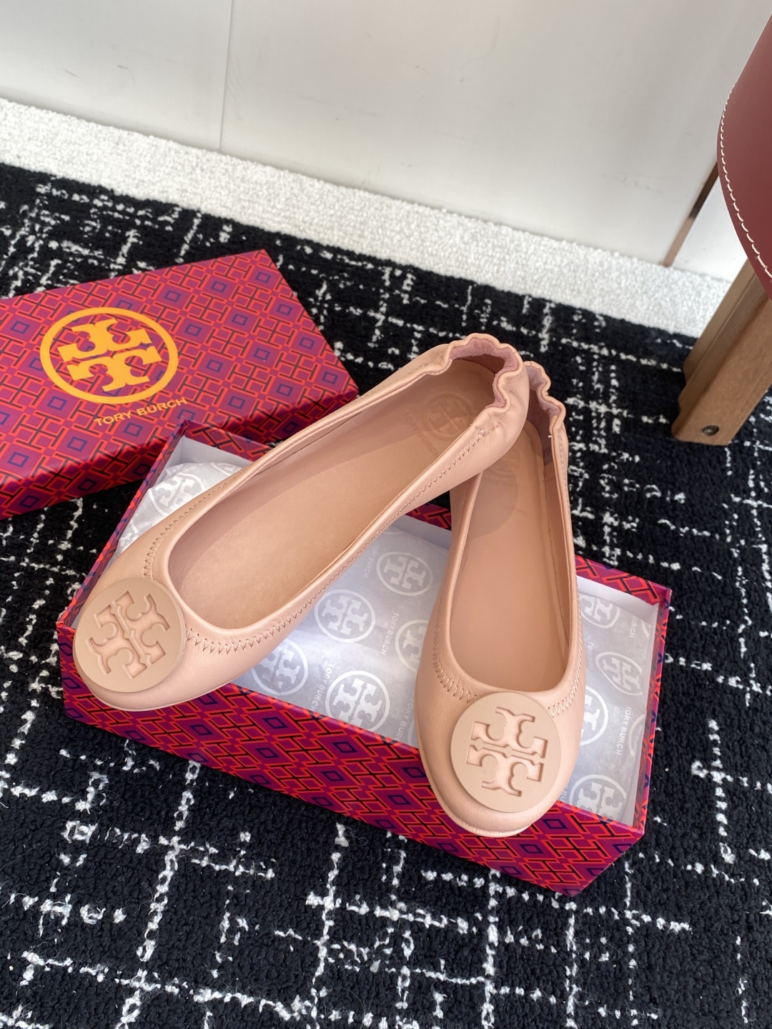 代购级
Tory Burch 经典多色圆扣平跟款到货！女人鞋柜里必备的一款！

专柜同步，配色很好看。
