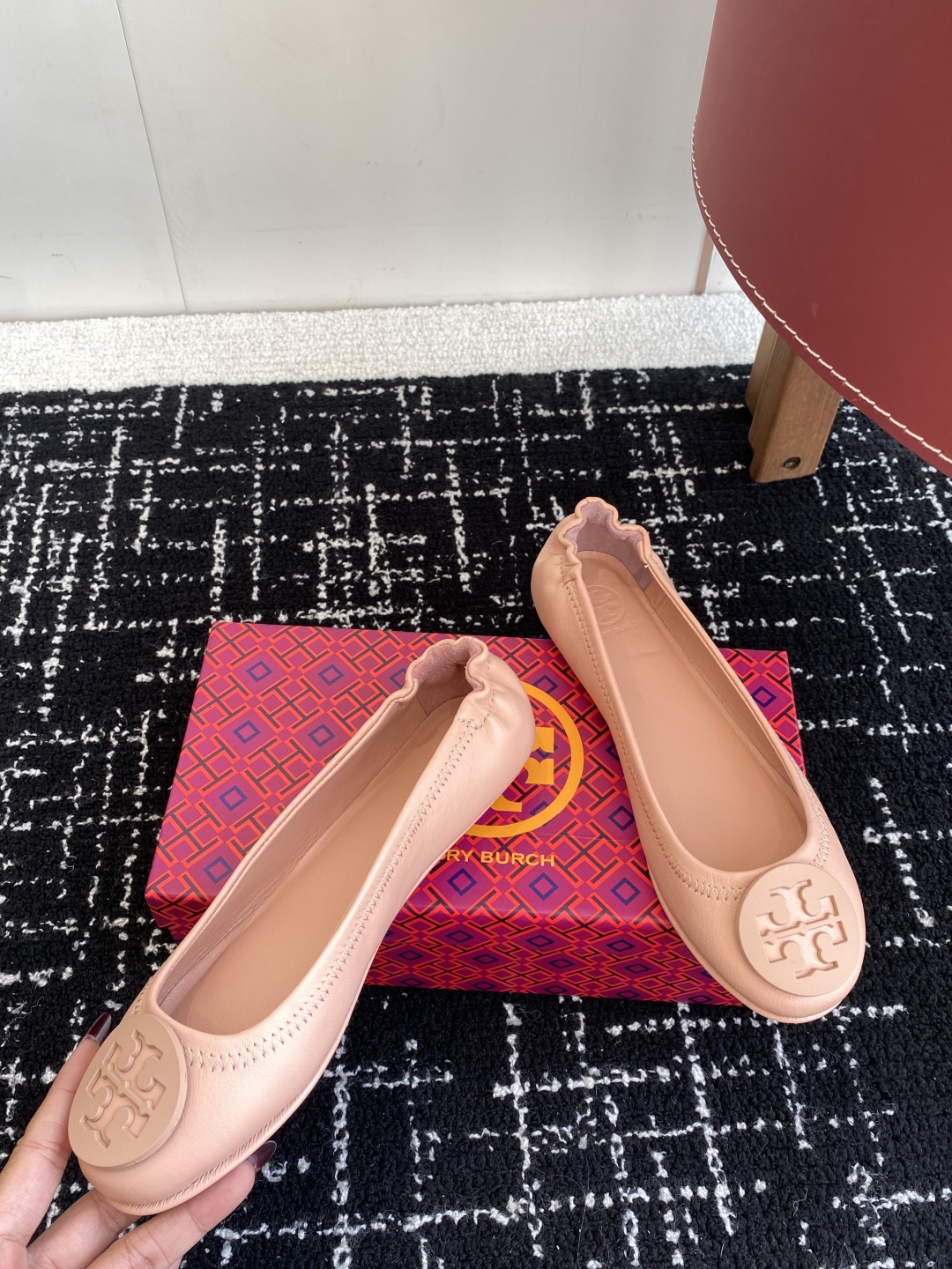 代购级
Tory Burch 经典多色圆扣平跟款到货！女人鞋柜里必备的一款！

专柜同步，配色很好看。
