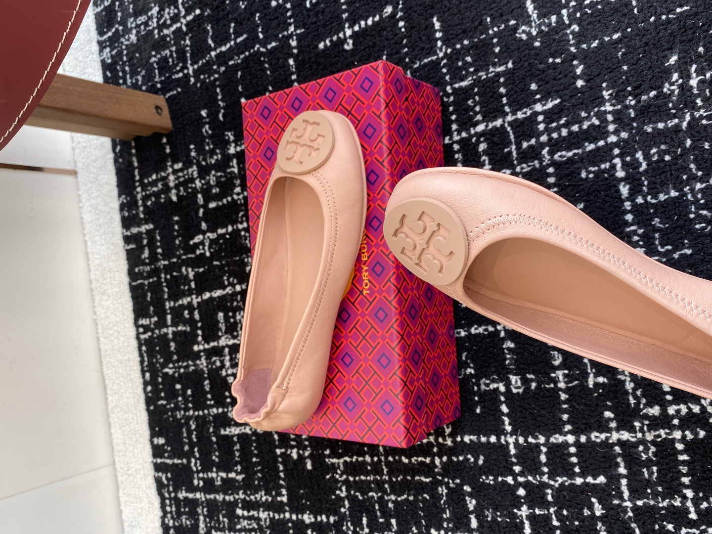 代购级
Tory Burch 经典多色圆扣平跟款到货！女人鞋柜里必备的一款！

专柜同步，配色很好看。
