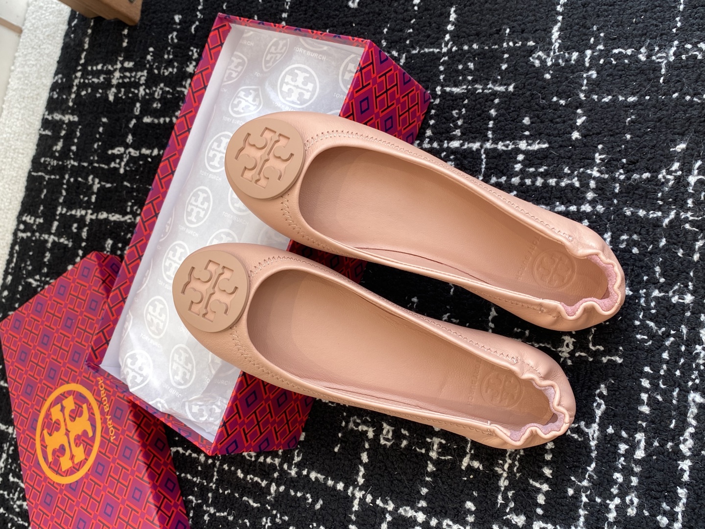 代购级
Tory Burch 经典多色圆扣平跟款到货！女人鞋柜里必备的一款！

专柜同步，配色很好看。
