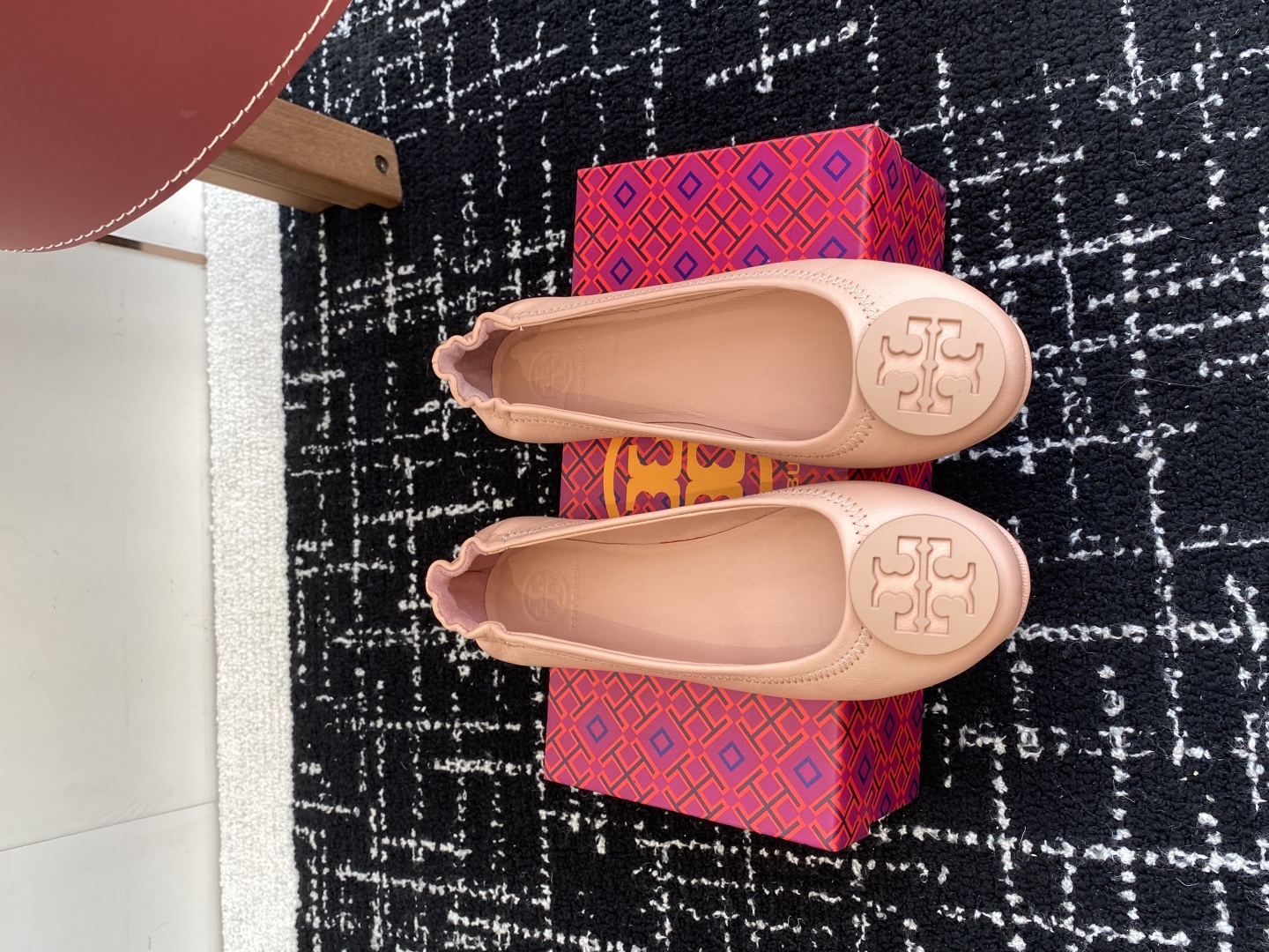 代购级
Tory Burch 经典多色圆扣平跟款到货！女人鞋柜里必备的一款！

专柜同步，配色很好看。
