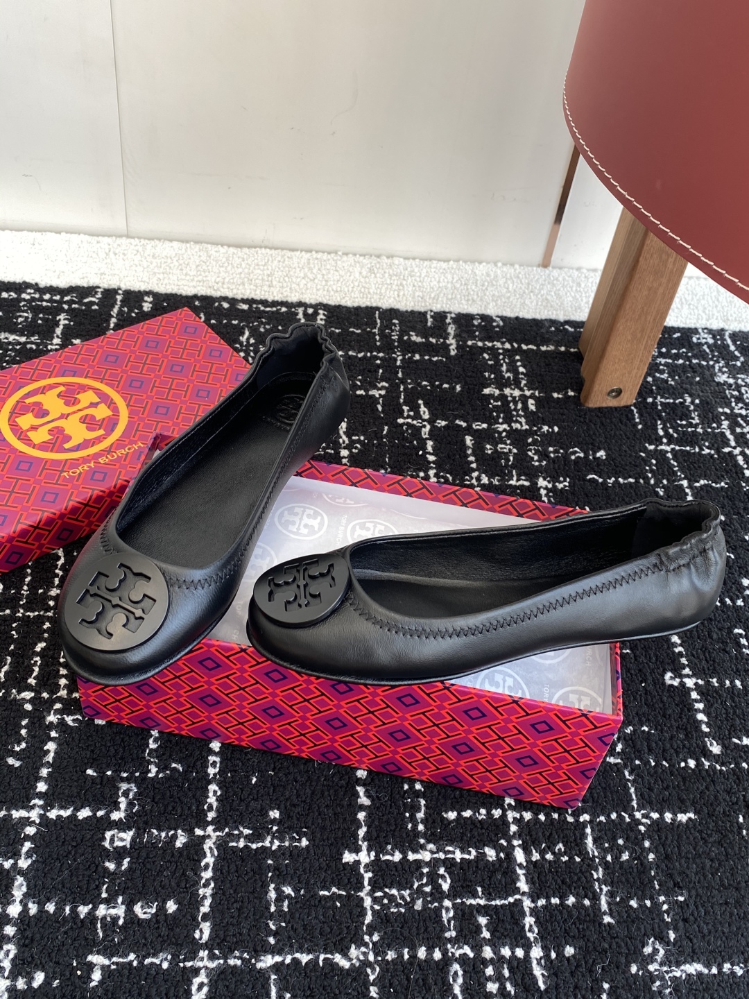 代购级
Tory Burch 经典多色圆扣平跟款到货！女人鞋柜里必备的一款！

专柜同步，配色很好看。

