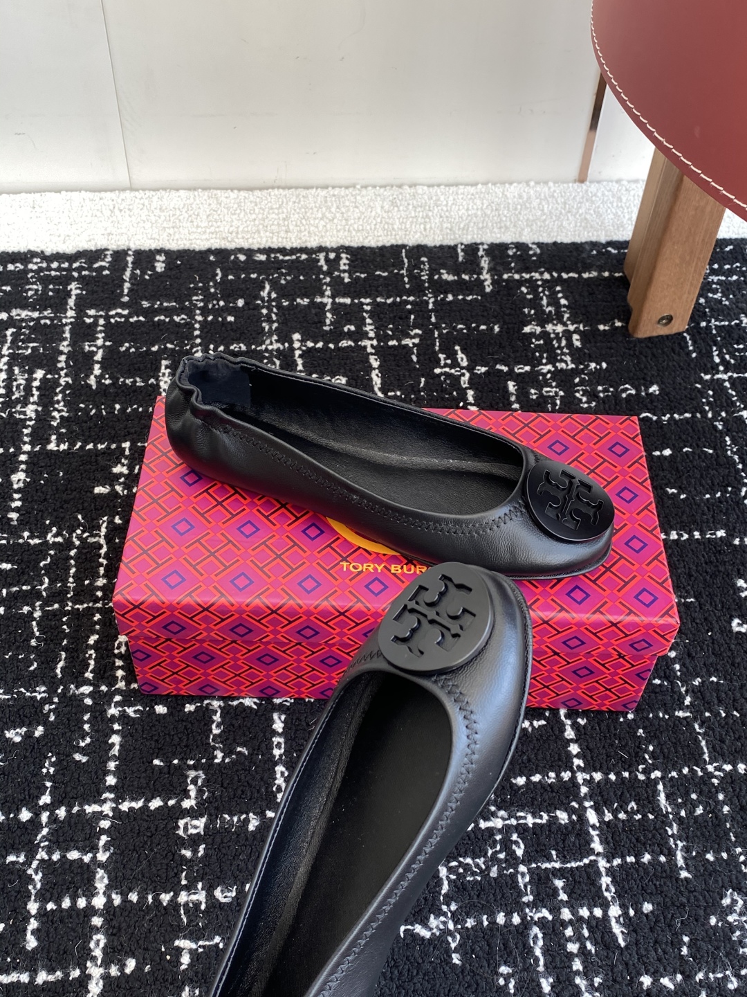 代购级
Tory Burch 经典多色圆扣平跟款到货！女人鞋柜里必备的一款！

专柜同步，配色很好看。
