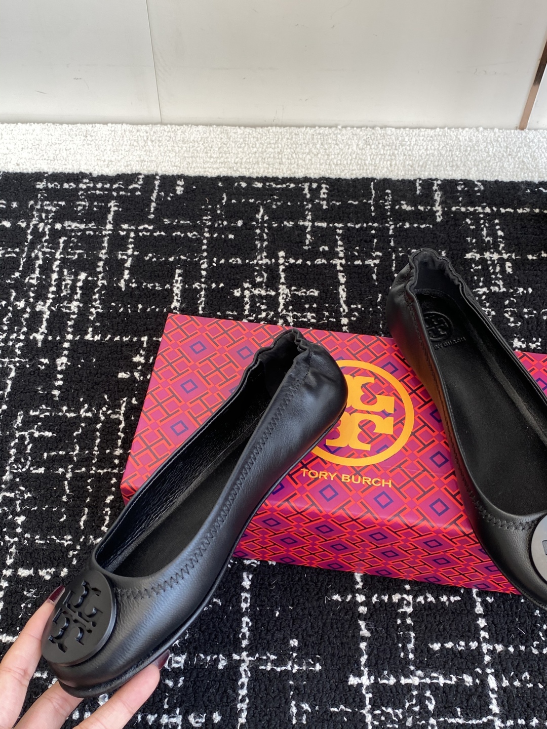 代购级
Tory Burch 经典多色圆扣平跟款到货！女人鞋柜里必备的一款！

专柜同步，配色很好看。
