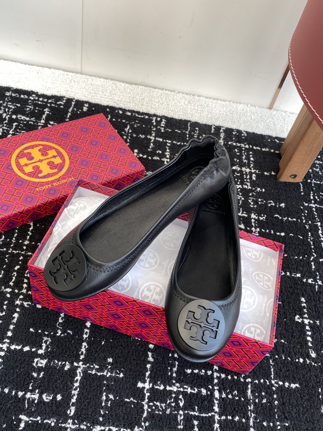 代购级
Tory Burch 经典多色圆扣平跟款到货！女人鞋柜里必备的一款！

专柜同步，配色很好看。
