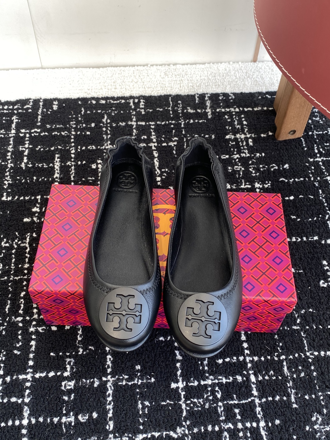 代购级
Tory Burch 经典多色圆扣平跟款到货！女人鞋柜里必备的一款！

专柜同步，配色很好看。
