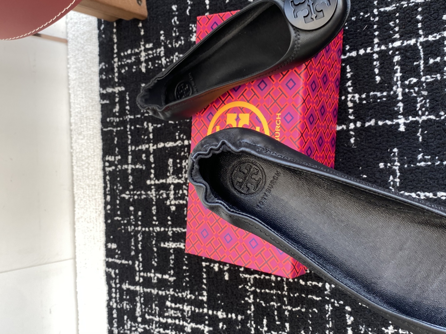 代购级
Tory Burch 经典多色圆扣平跟款到货！女人鞋柜里必备的一款！

专柜同步，配色很好看。
