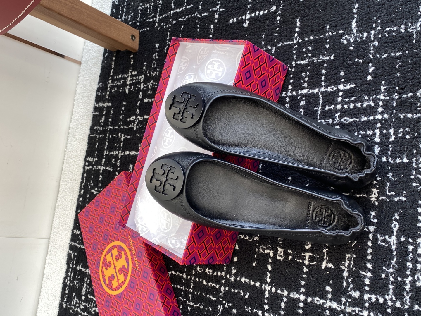 代购级
Tory Burch 经典多色圆扣平跟款到货！女人鞋柜里必备的一款！

专柜同步，配色很好看。
