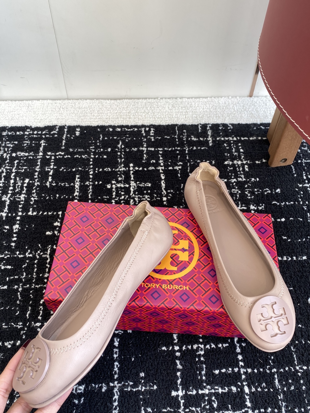 代购级
Tory Burch 经典多色圆扣平跟款到货！女人鞋柜里必备的一款！

专柜同步，配色很好看。
