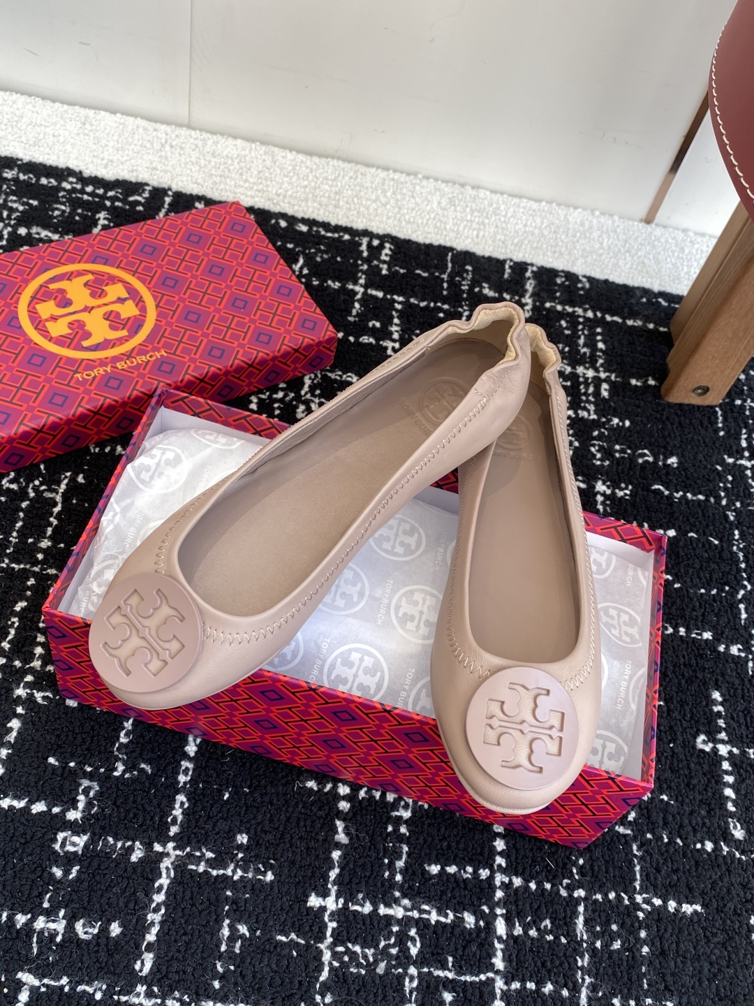 代购级
Tory Burch 经典多色圆扣平跟款到货！女人鞋柜里必备的一款！

专柜同步，配色很好看。
