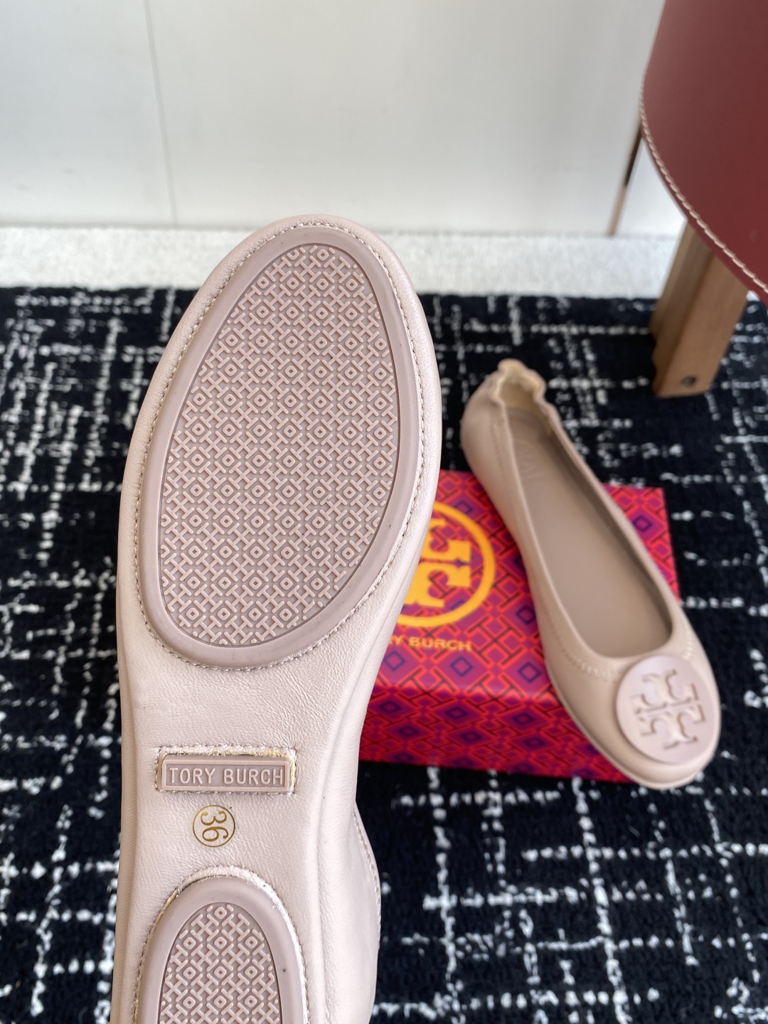 代购级
Tory Burch 经典多色圆扣平跟款到货！女人鞋柜里必备的一款！

专柜同步，配色很好看。
