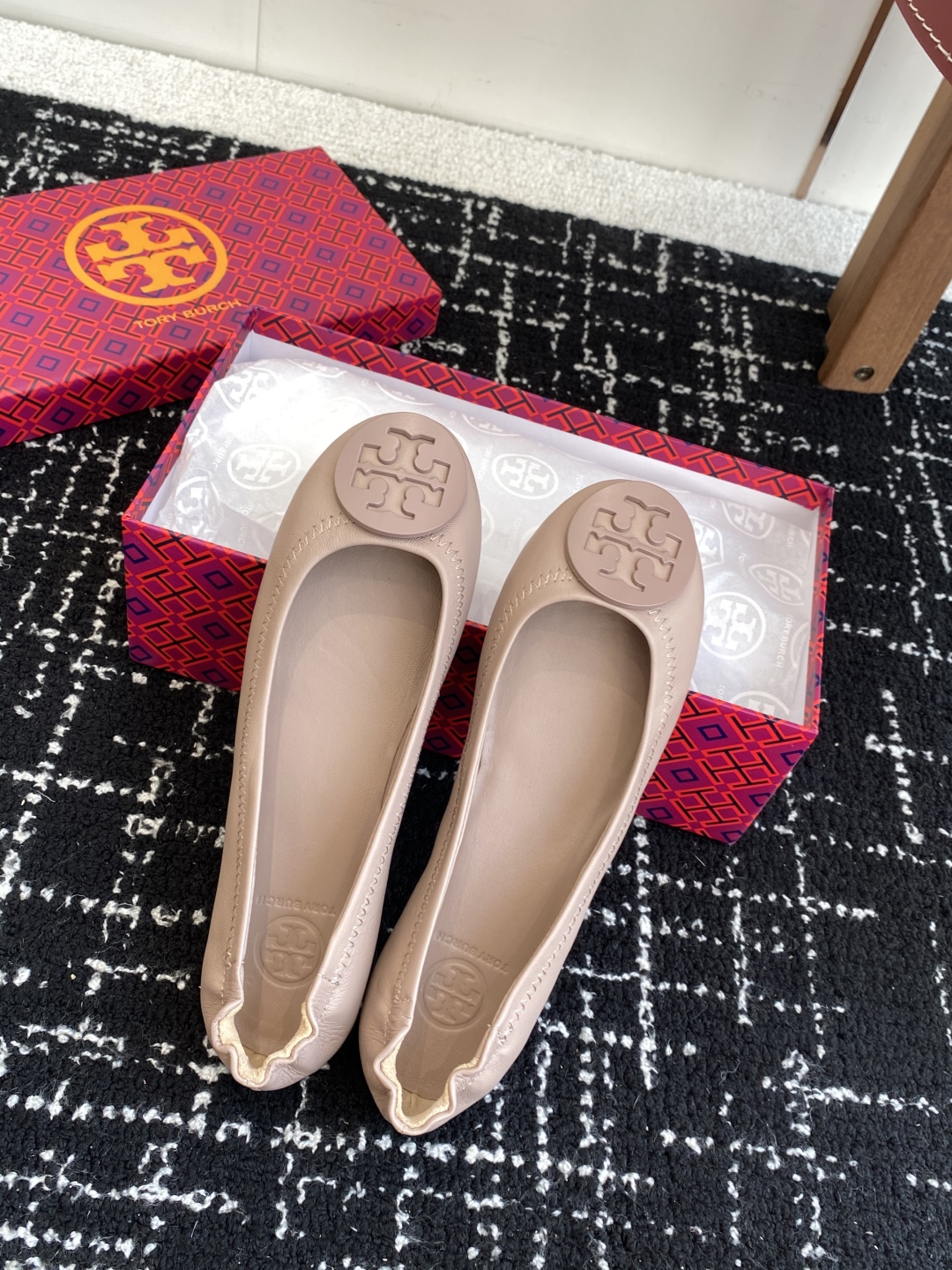 代购级
Tory Burch 经典多色圆扣平跟款到货！女人鞋柜里必备的一款！

专柜同步，配色很好看。
