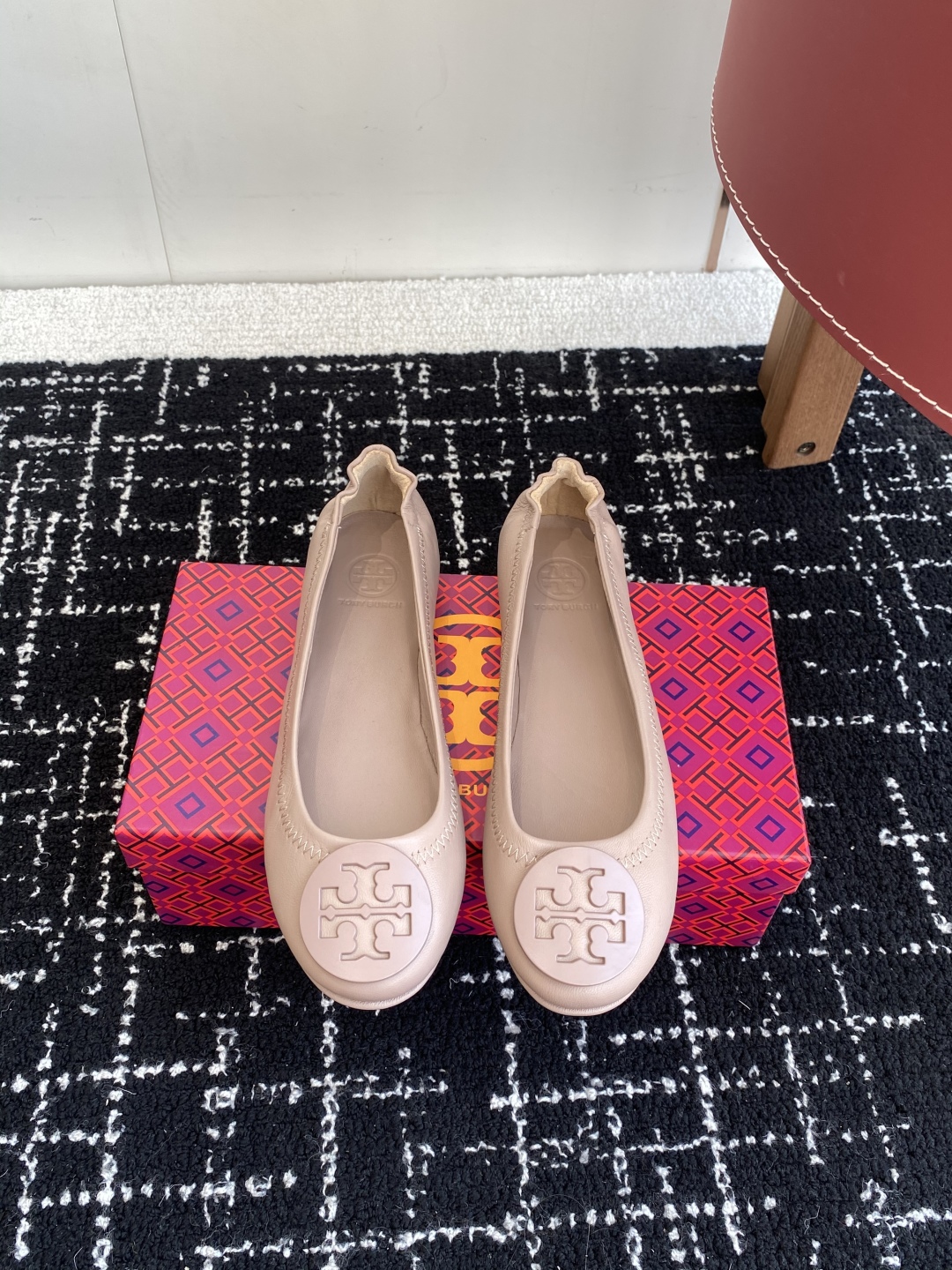 代购级
Tory Burch 经典多色圆扣平跟款到货！女人鞋柜里必备的一款！

专柜同步，配色很好看。
