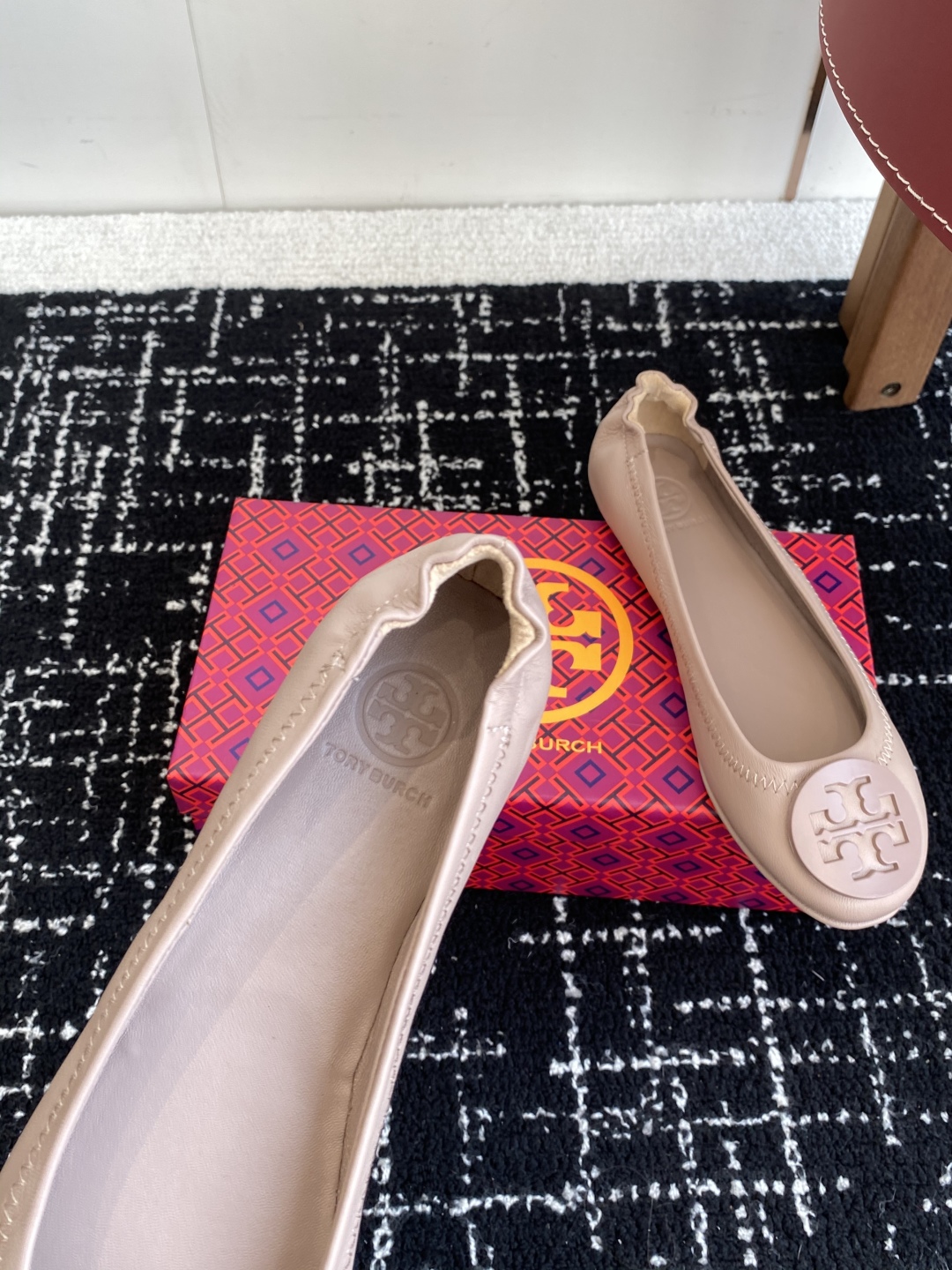 代购级
Tory Burch 经典多色圆扣平跟款到货！女人鞋柜里必备的一款！

专柜同步，配色很好看。
