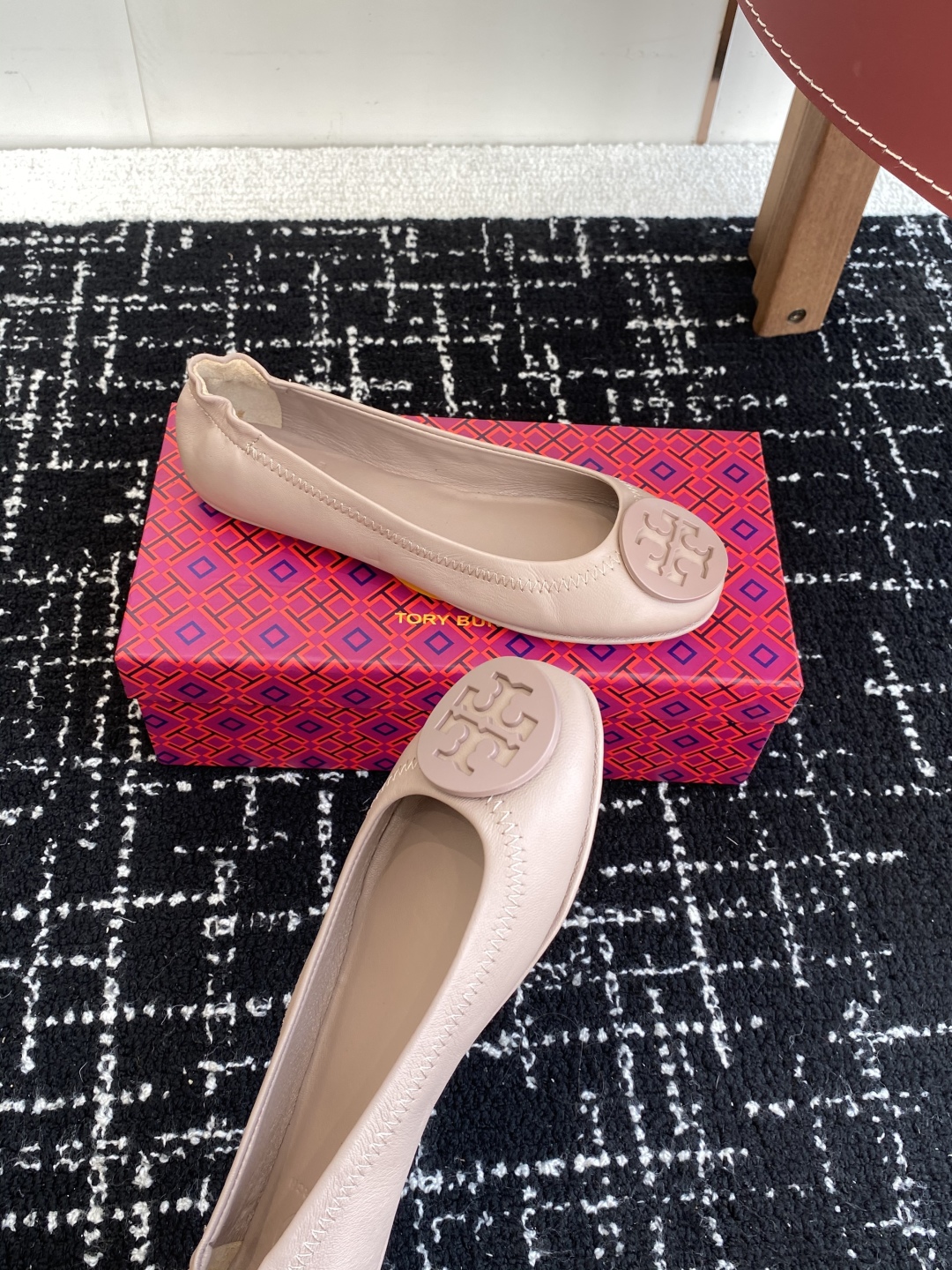 代购级
Tory Burch 经典多色圆扣平跟款到货！女人鞋柜里必备的一款！

专柜同步，配色很好看。
