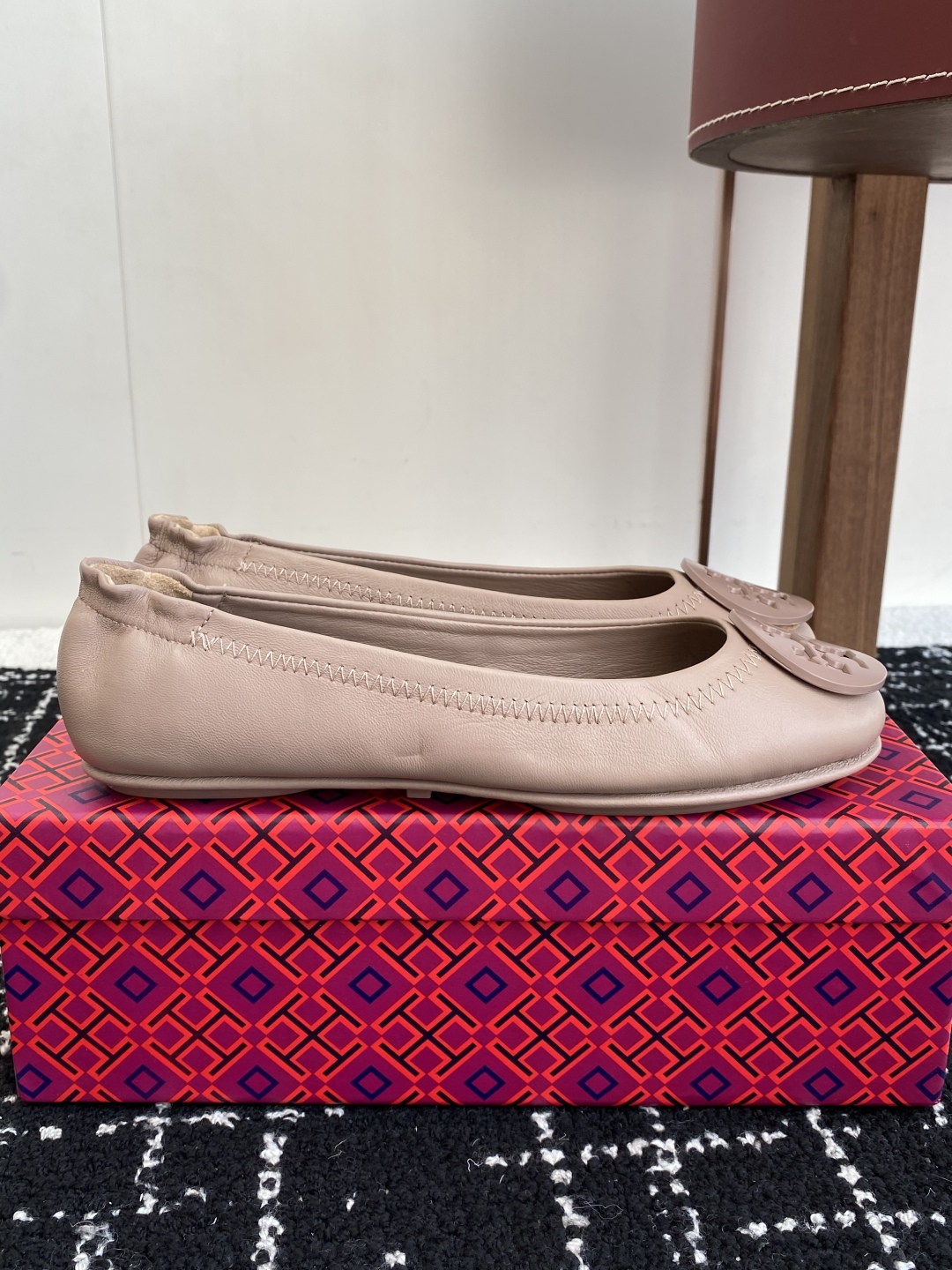 代购级
Tory Burch 经典多色圆扣平跟款到货！女人鞋柜里必备的一款！

专柜同步，配色很好看。
