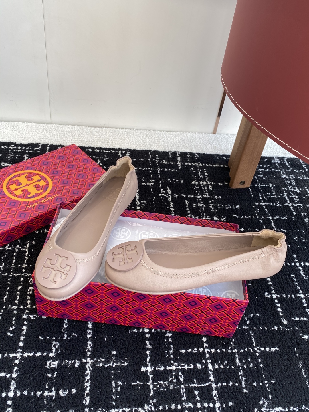 代购级
Tory Burch 经典多色圆扣平跟款到货！女人鞋柜里必备的一款！

专柜同步，配色很好看。
