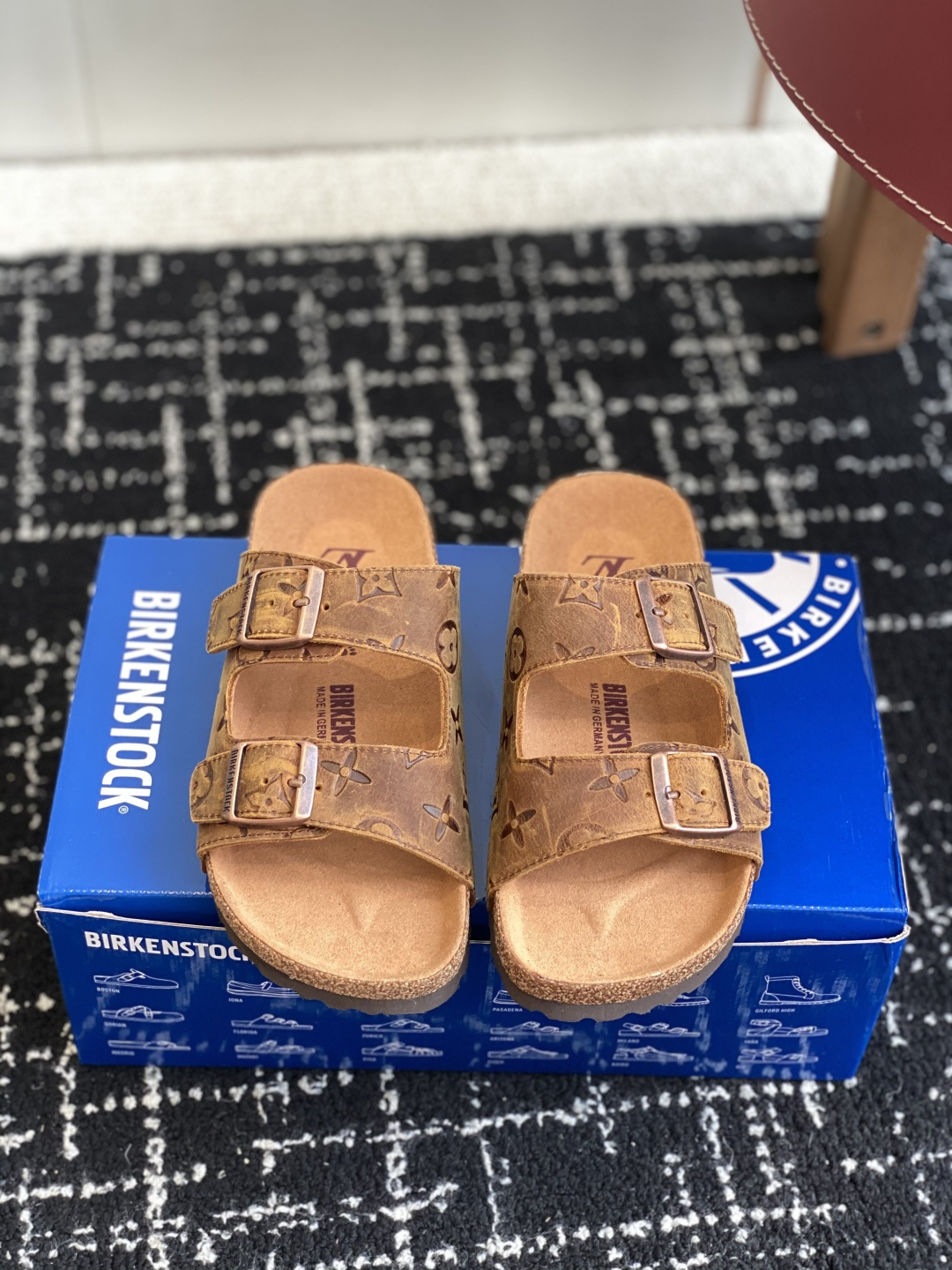NO:416446,Purchase level Birkenstock x Co-branded Lv Couple Model Series These two brands were so tempted that they just came out of the joint brand. I found it for a long time to buy the product. It’s really hard to find a shoe. It’s really super beautiful. Sisters, please give me Size#35-45 (Female 40, male 45, customized, no return or exchange), slippers, birdstock, louis vuitton, slippers19860909代购级 Birkenstock x 联名Lv 情侣款 系列 这两个品牌刚出联名我就心动了 代购找很久才买到货,真的一鞋难求,真的超级好看,姐妹们给我冲 Size#35-45（女40 男45 定做不退换）,拖鞋,birkenstock,louis vuitton,slippers,Women's Shoes