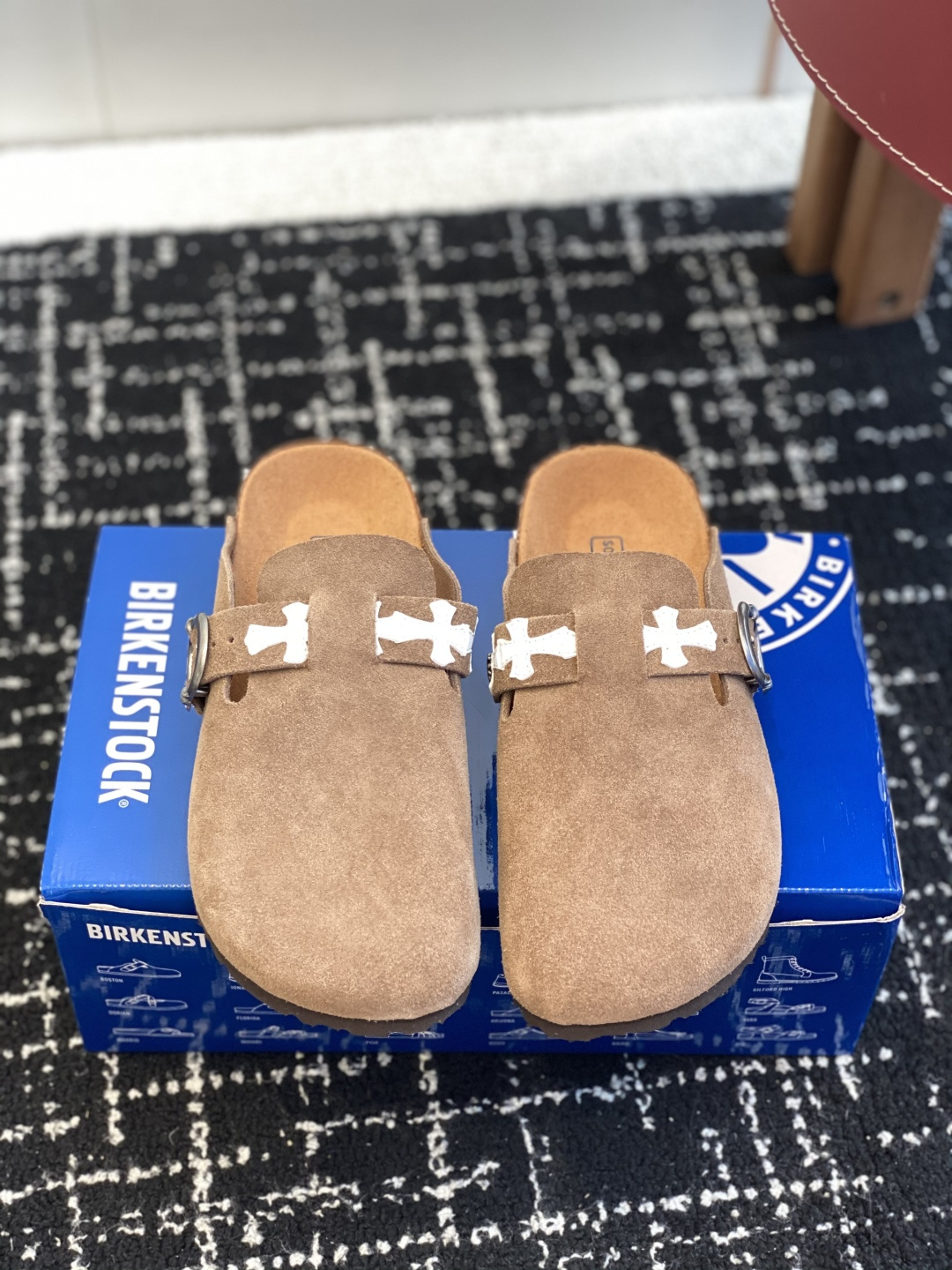 NO:416438,Purchase grade Birkenstock Croxin 25ss new Birkenstock couple style Baotoudang I was tempted as soon as these two brands were jointly launched. I found a long time to buy the product. It’s really hard to find shoes. It’s really super good-looking. Sisters make it for me. Imported suede fabric, cowhide fabric, outsole IP foamed sole Size#women 35-40 (40 custom made no return or exchange) #men 39-45 (45 custom made no return or exchange), semi-drag, birdstock, chrome hearts, cowhide, chamois leather19860909代购级 Birkenstock 克罗心 25ss 新款 勃肯 情侣款 包头拖 这两个品牌刚出联名我就心动了 代购找很久才买到货,真的一鞋难求,真的超级好看,姐妹们给我冲 面料进口麂皮 面料牛皮 大底IP发泡大底 Size#女35-40（40订做不退换）  #男39-45（45订做不退换）,半拖,birkenstock,chrome hearts,cowhide,chamois leather,Women's Shoes