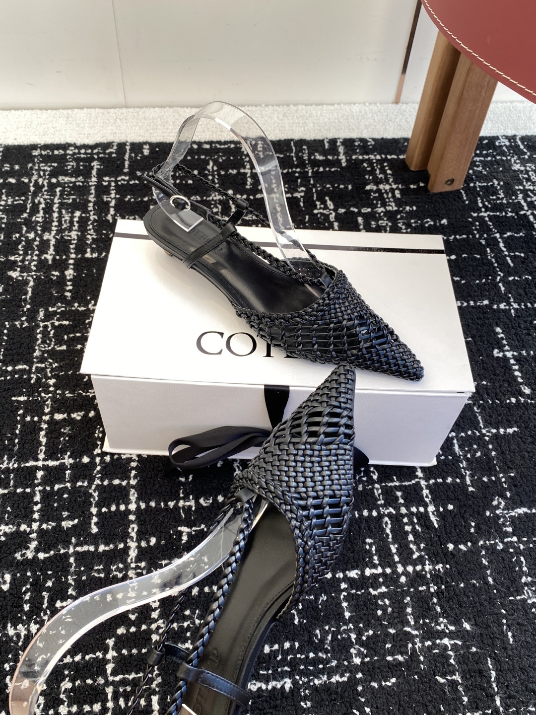 代购级
Cotemp AW 法式编织高跟鞋
步履间,编织优雅的永恒艺术,匠心手作一针一线的奢华,每一