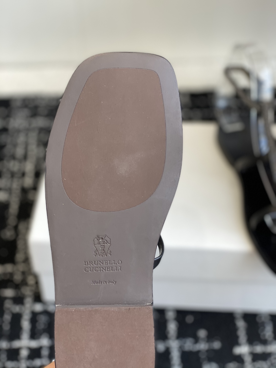 代购级
BrunelloCucinelli  bc钢钻凉鞋 经典灵感定义了这款新高跟凉鞋的现代优雅风格
