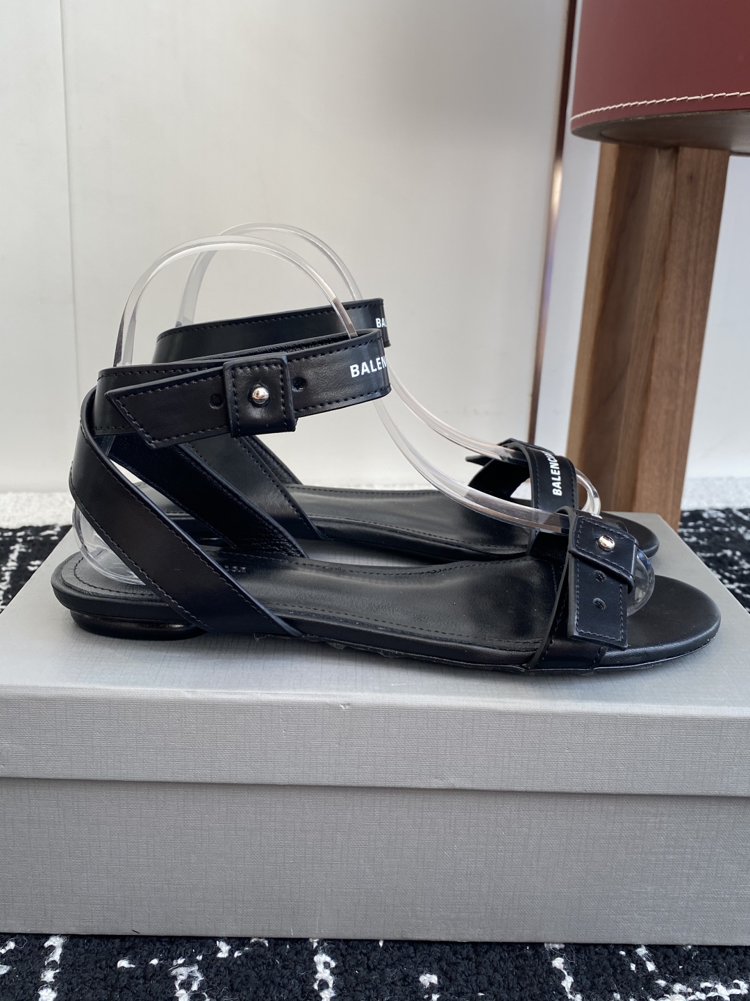 代购级
BALENCIAGA 2025春夏新款朋克风凉鞋

时髦有型，十足的潮流范儿 对版高订牛皮面料，