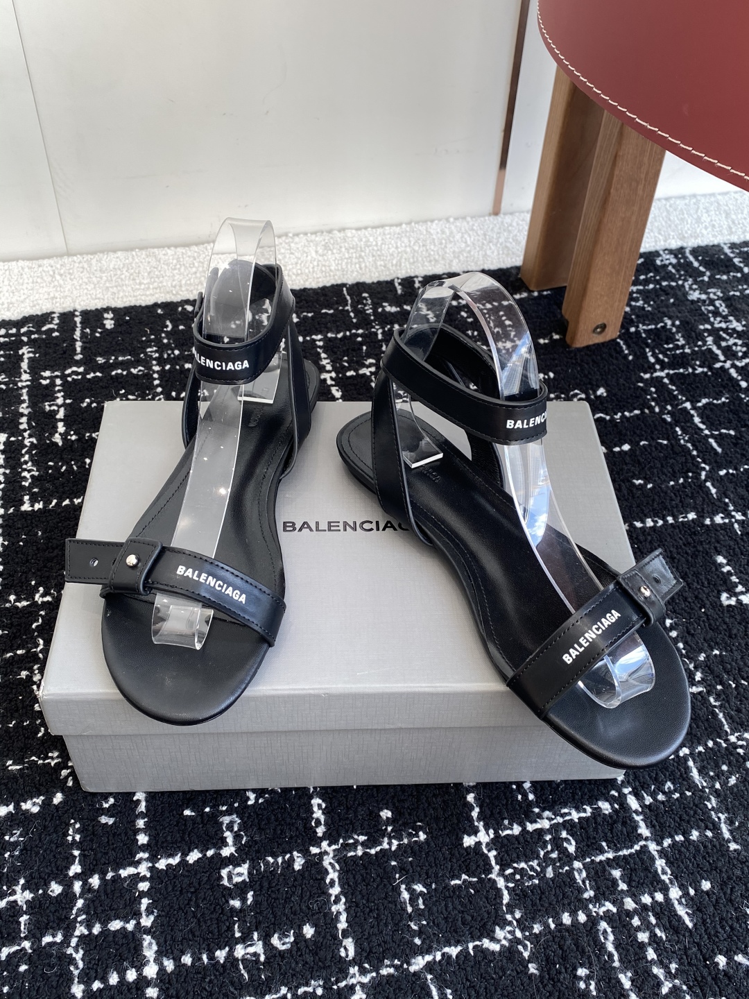 代购级
BALENCIAGA 2025春夏新款朋克风凉鞋

时髦有型，十足的潮流范儿 对版高订牛皮面料，
