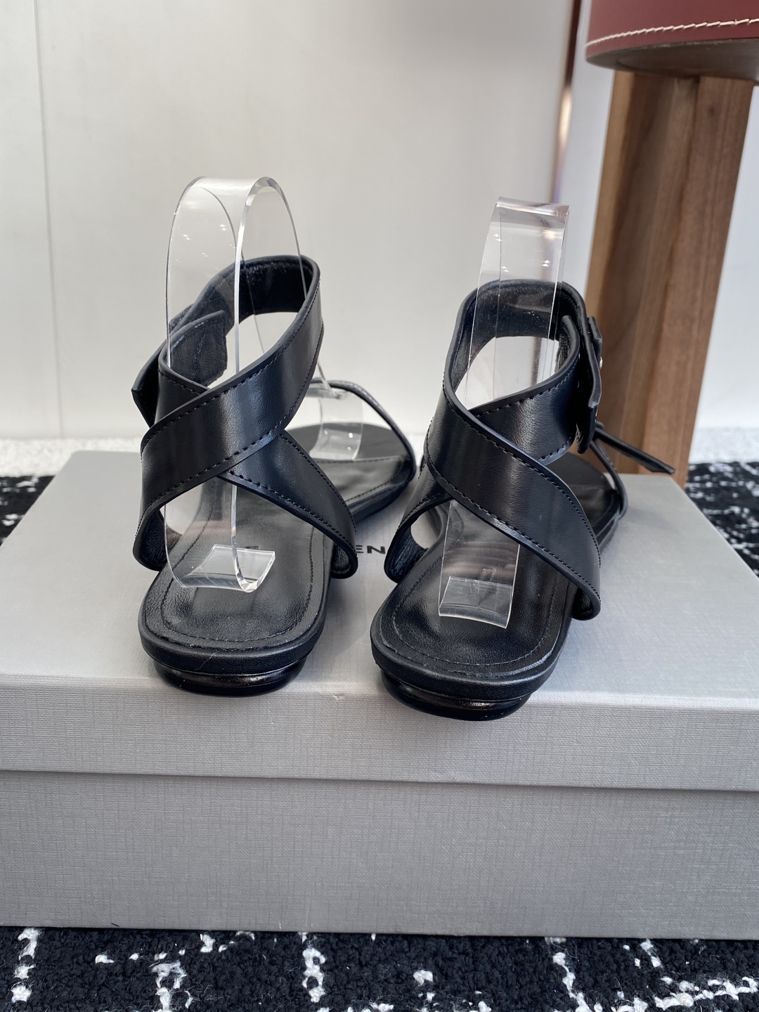代购级
BALENCIAGA 2025春夏新款朋克风凉鞋

时髦有型，十足的潮流范儿 对版高订牛皮面料，