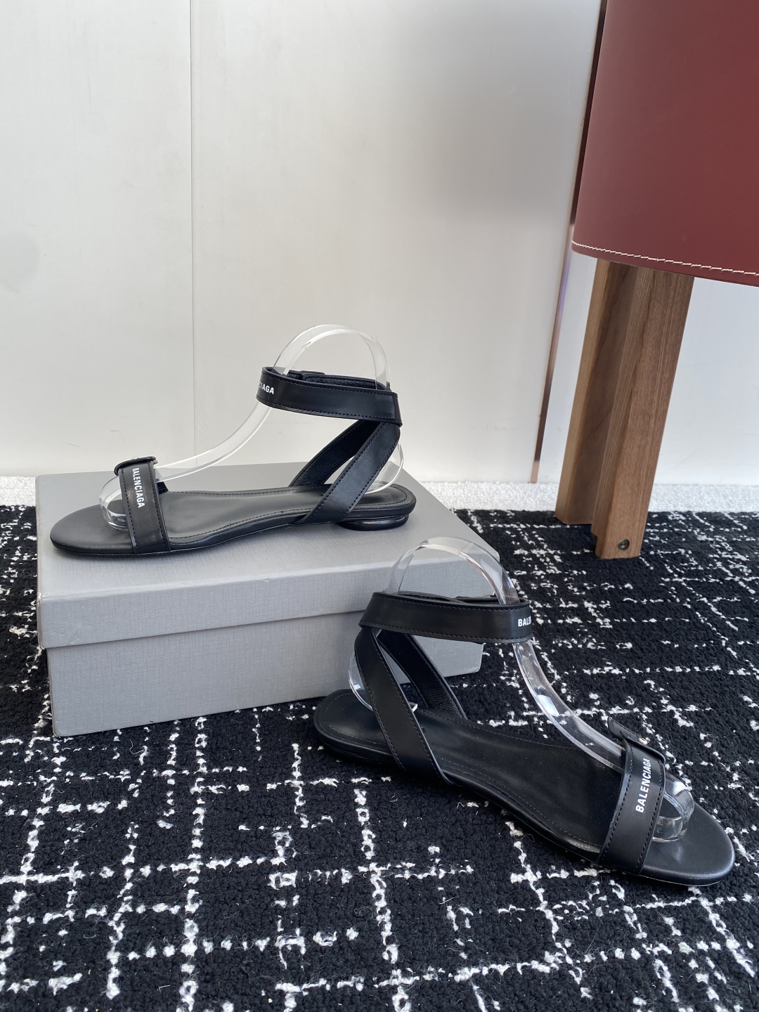 代购级
BALENCIAGA 2025春夏新款朋克风凉鞋

时髦有型，十足的潮流范儿 对版高订牛皮面料，