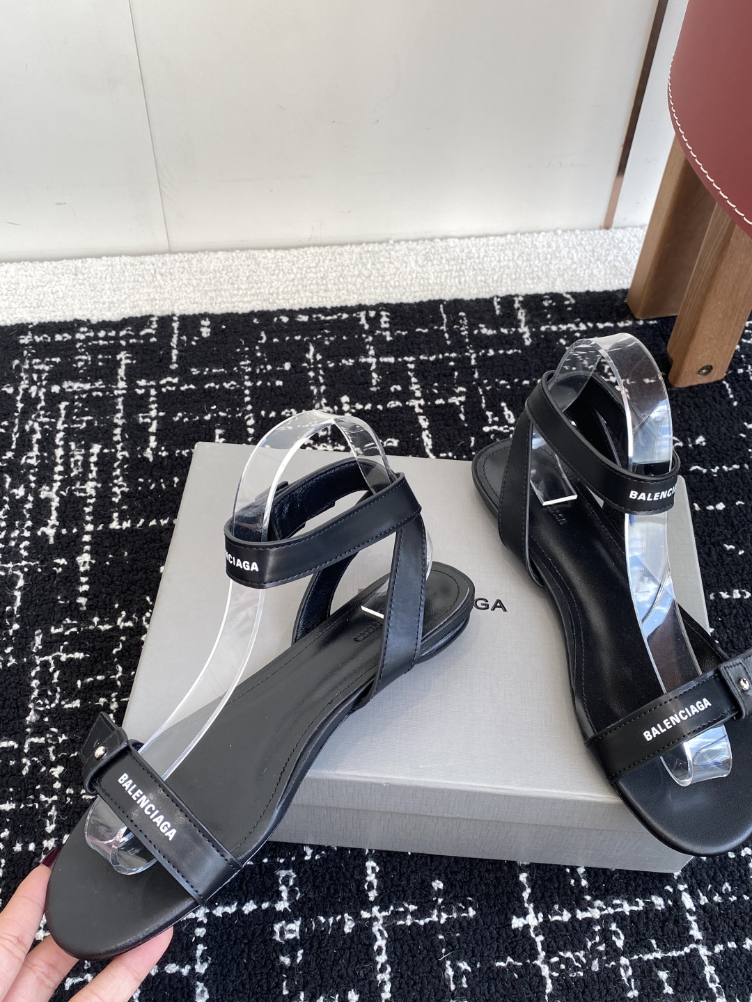代购级
BALENCIAGA 2025春夏新款朋克风凉鞋

时髦有型，十足的潮流范儿 对版高订牛皮面料，